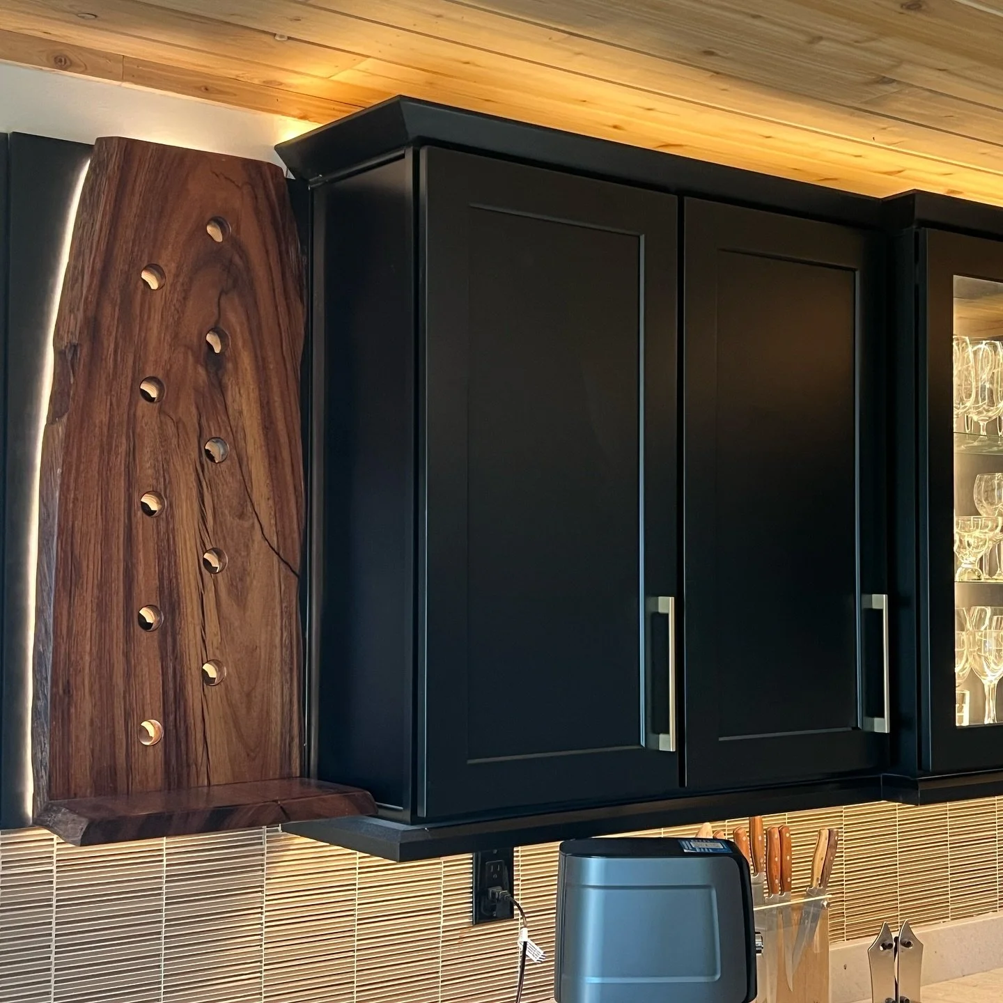 🪵 Custom wine rack, crafted from Costa Rican Guanacaste 🍷
This live edge beauty was designed to seamlessly tuck into the side of these modern cabinets—elevating the space while adding a warm artisan touch.
Handcrafted with intention. Designe