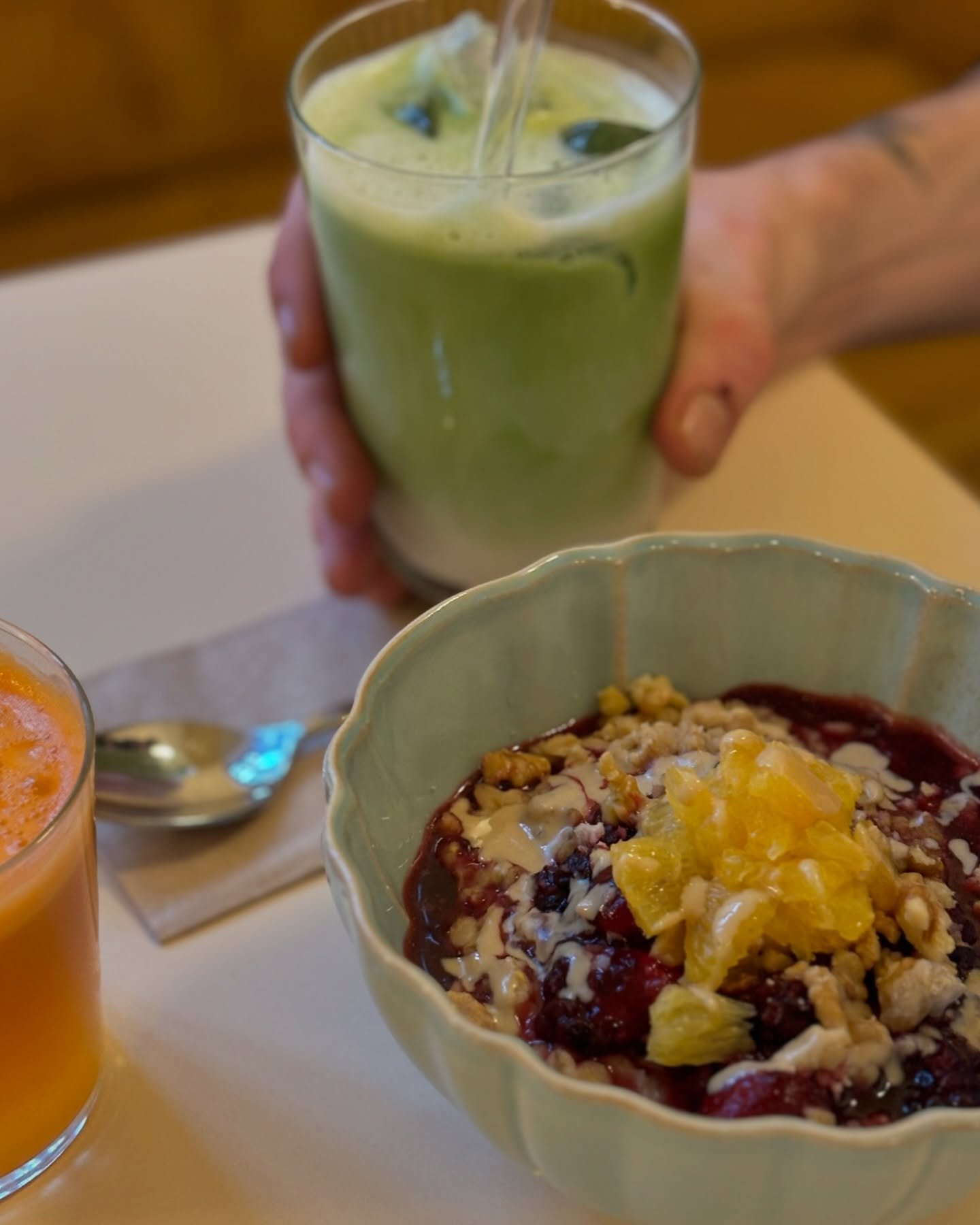 ✨ Porridge-Perfektion f&uuml;r deinen Morgen ✨
Ein w&auml;rmender Haferbrei aus glutenfreien Haferflocken, verfeinert mit Zimt und Tahini, getoppt mit fruchtigem Beerenkompott, Orangenfilets und knusprigen karamellisierten Waln&uuml;ssen. 🍊 
Komm vo
