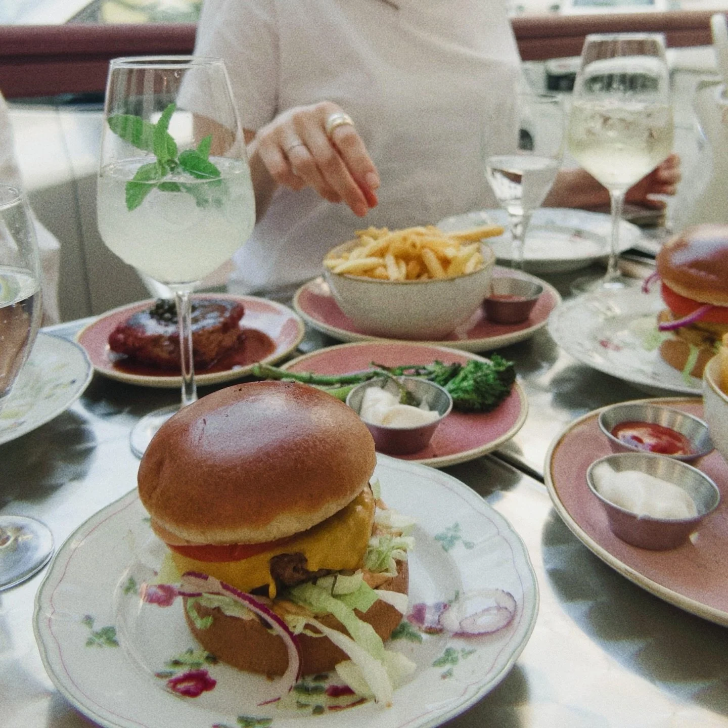 Sommer Modus 🌞🌸🍸🍔🥦🍟

📸 by @angeladoe