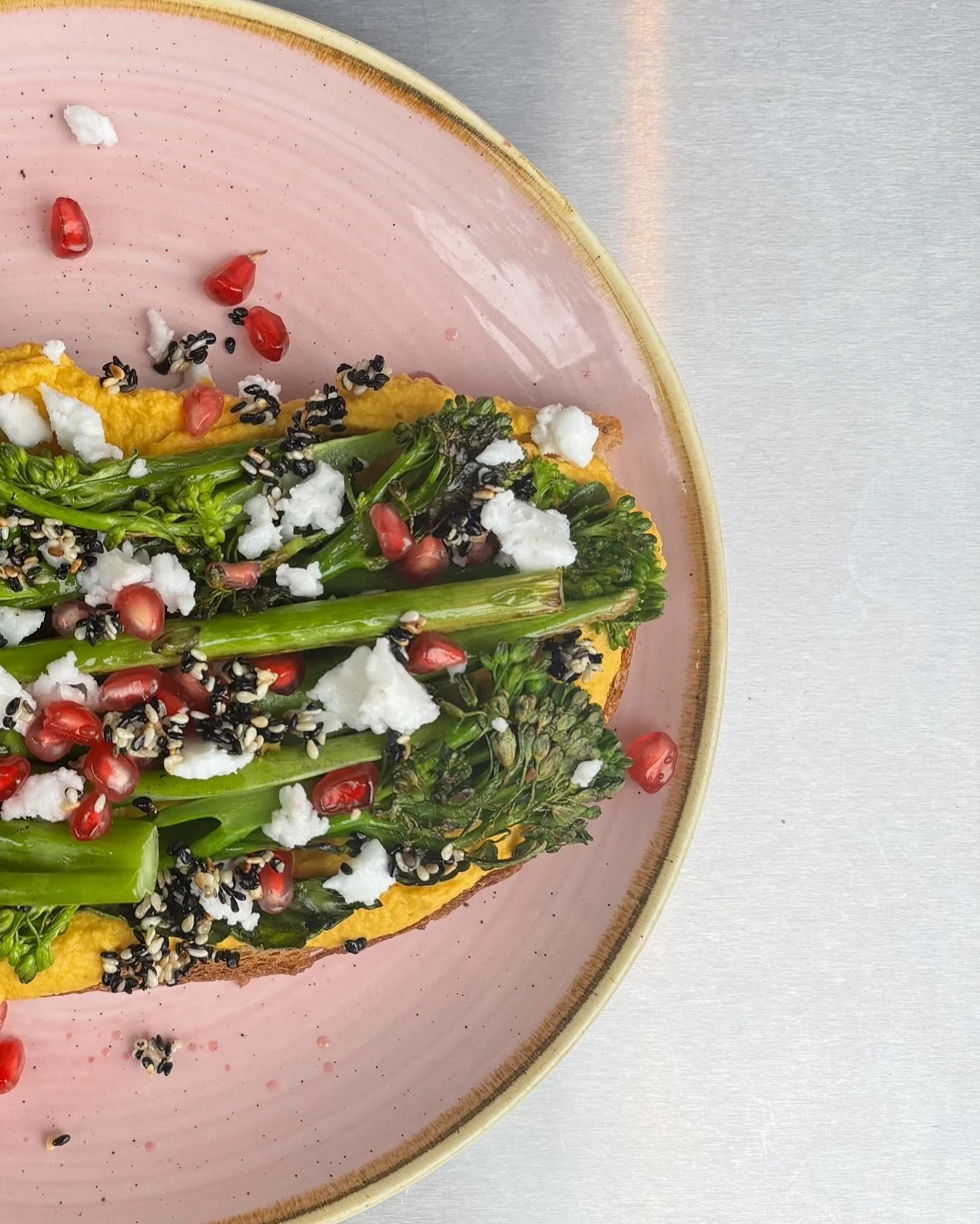 Hey Habibi 🥕🥦

Unsere kleine Vitaminbombe: Sauerteigbrot, ger&ouml;steter Karotten-Hummus, Wilder Brokkoli, vFeta, Granatapfelkerne &amp; Sesam-Crunch

Macht satt und f&uuml;hlt sich gut an im Bauch 🥰

Wusstest du dass Wilder Brokkoli eine Kreuzun