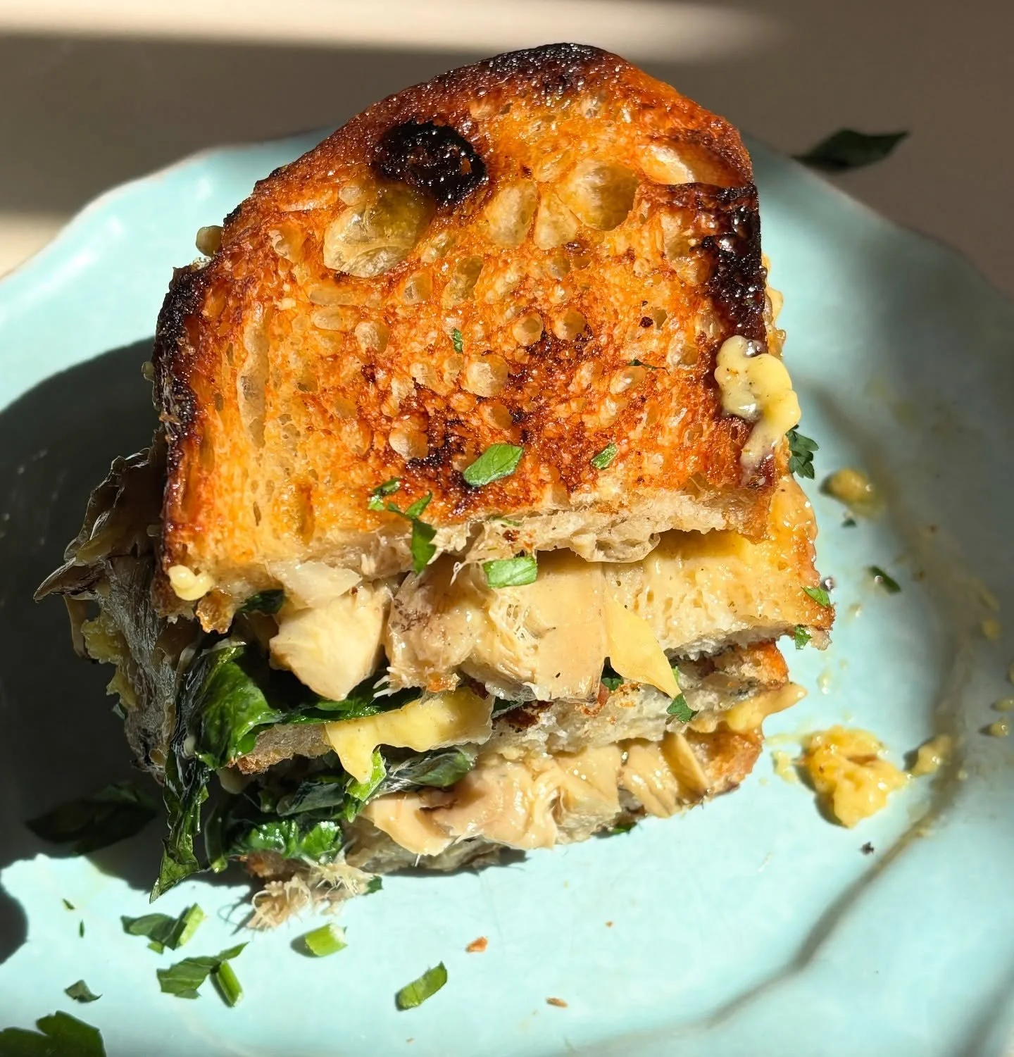 Artischoke &amp; Truffle Melt Sandwich 🥪🧀❤️

Mit Bio-Sauerteigbrot, VK&auml;semischung, verheilten Artischocken, Babyspinat &amp; Tr&uuml;ffel&ouml;l 

Auf vielfachen Wunsch gibt&rsquo;s unseren Sandwich-Klassiker aus Sendling jetzt auch auf unsere