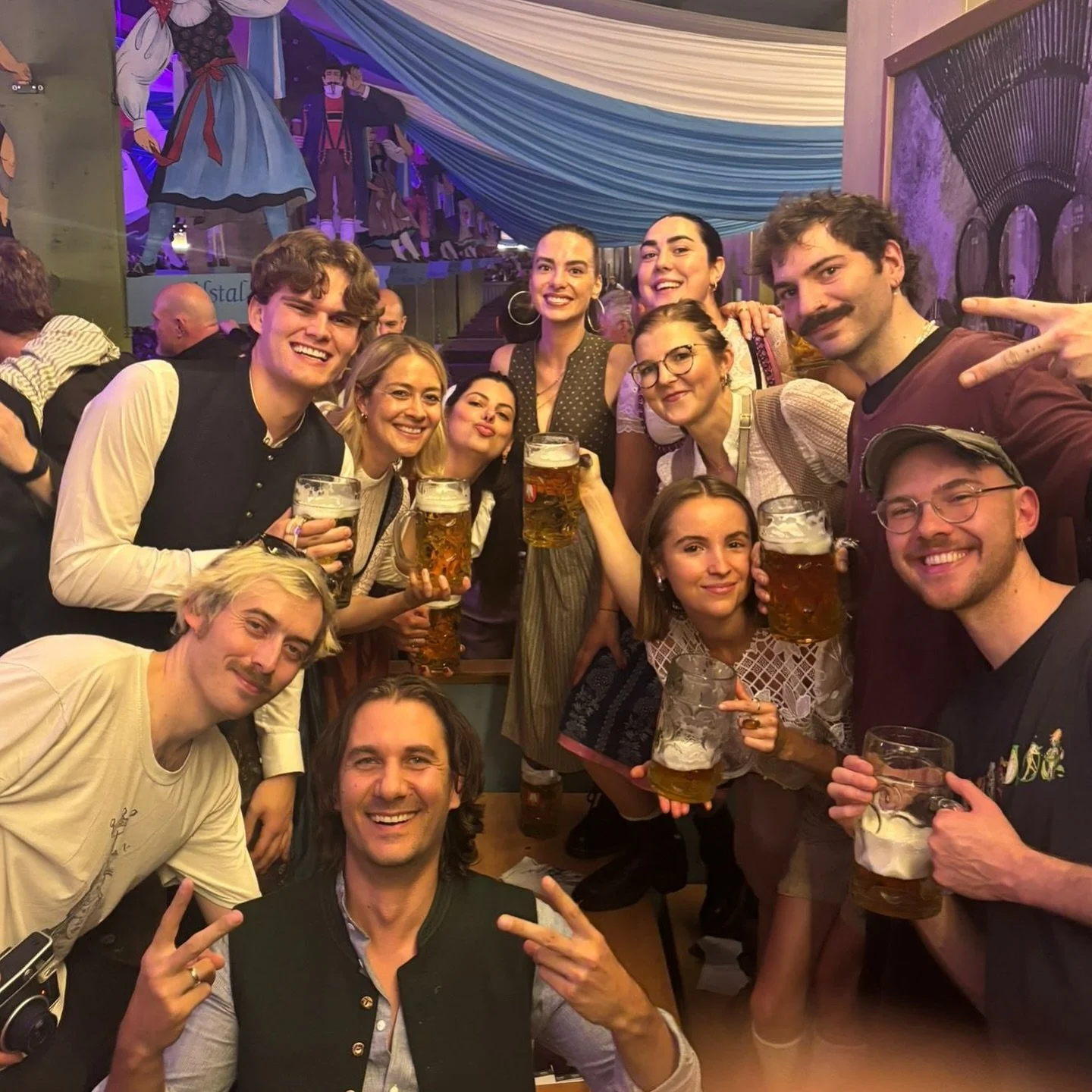 OM NOM NOM GOES WIESN 🍺🥨❤️

Betriebsausflug der etwas anderen Art. Wir haben ganz gediegen bei unseren lieben Kollegen vom @bodhivegan gestartet. Einmal auf der Festwiese angekommen sind wir dann aus Versehen in ein Zelt und in ein paar Ma&szlig;kr