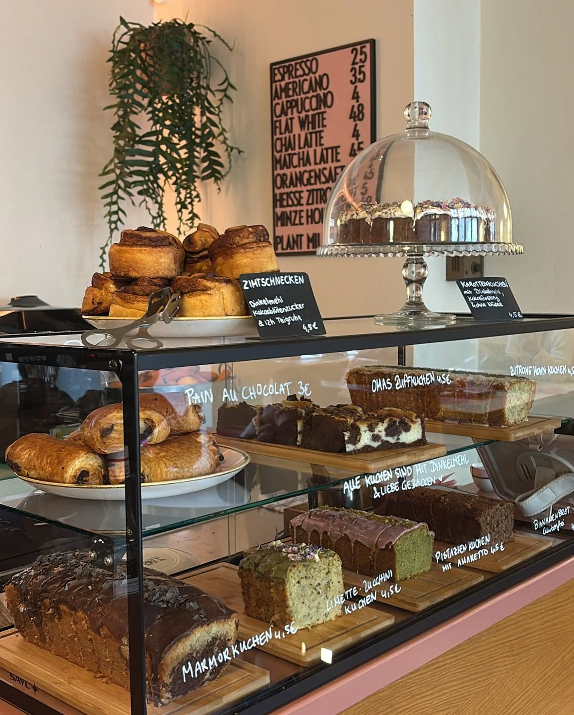 Eine Woche und&hellip;
🍰 eine neue Kuchenvitrine 
🎨 zwei neue Bilder 
🍵 zwei kg feinster Matcha 
🎃 Herbst auf der Lunchkarte 
🧈 Butter in Blumenform
🧹 Hetty, die uns zum Schmunzeln bringt