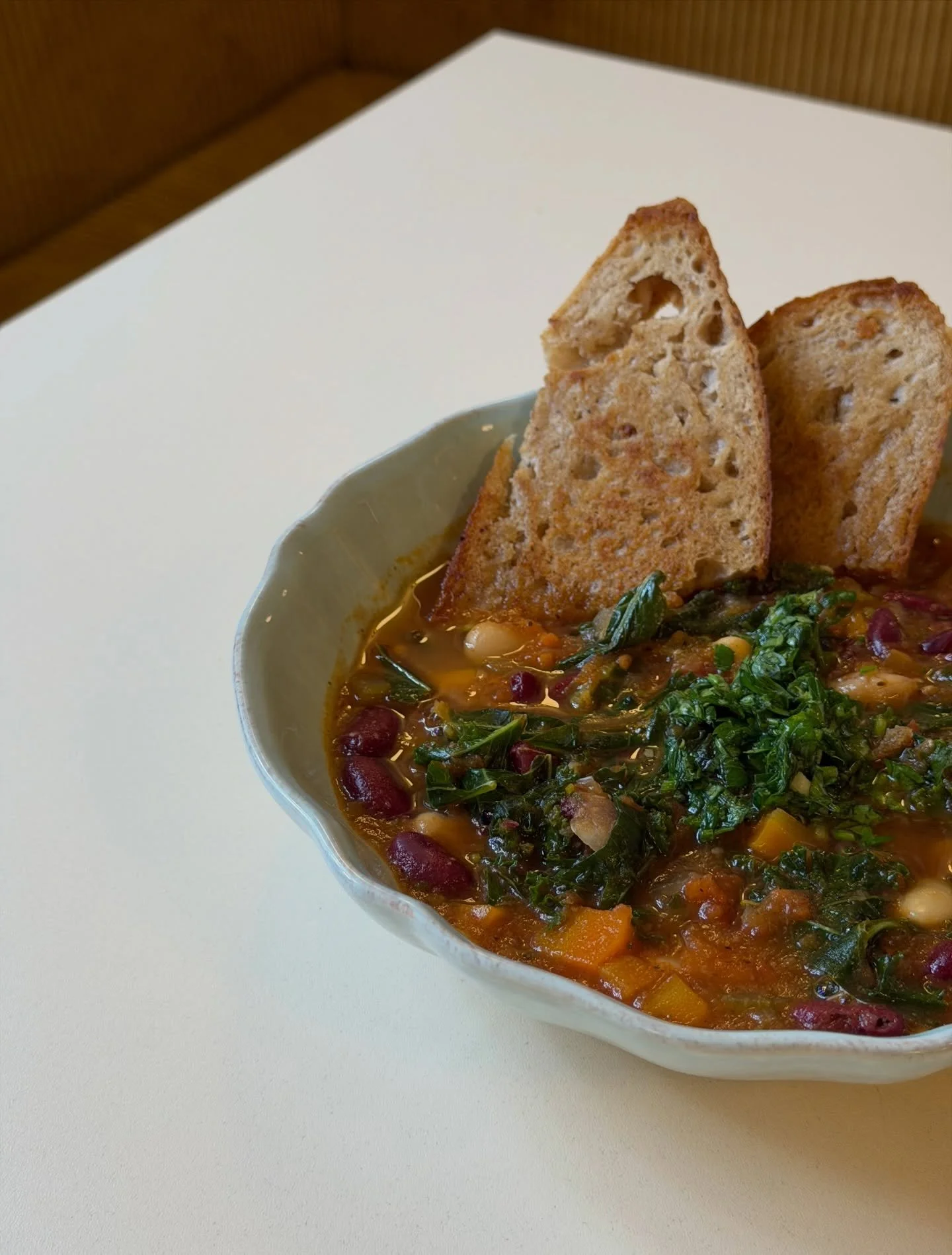 Diese Woche mittags von 11.30-15 Uhr:
Italienischer Bohneneintopf 
Aus Wurzelgem&uuml;se, zweierlei Bohnen &amp; Gr&uuml;nkohl
Mit Gremolata &amp; ger&ouml;stetem Sauerteigbrot