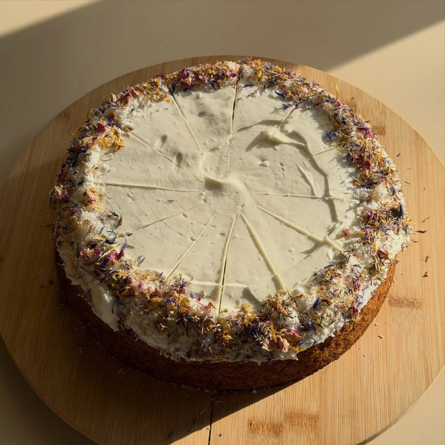 KAROTTENKUCHEN 

Ein paar Facts zu unserem Kuchen Bestseller:
🥕 super saftig durch frisch M&ouml;rchen und Apfelmus
🥕 wir verwenden deutlich weniger Zucker als klassische Rezepte vorgeben 
🥕mit Dinkelmehl gebacken
🥕Highlight ist das cremige Kokos