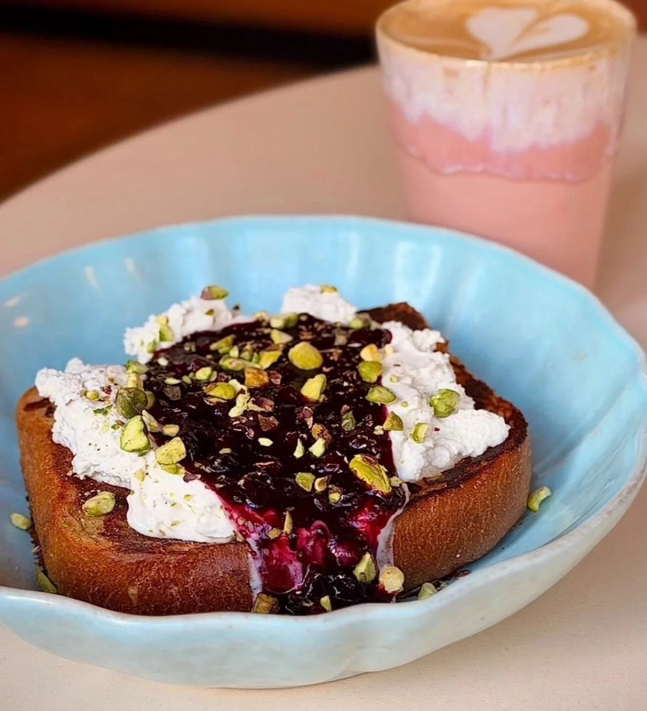 WOLKE 7 FRENCH TOAST ☁️🫐☁️

Goldbraun gebratenes, saftiges Brioche mit fluffiger veganer Mascarponecreme, warmen Blaubeerkompott und knackigen Pistazien - einfach himmlisch.

📸 by @kids.doc.de