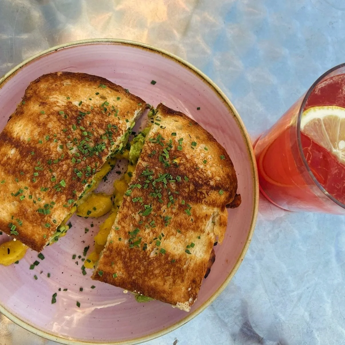 BREKKI SANDWICH 

Das Comfort-Breakfast-Sandwich in Perfektion. Buttriges  Brioche, Kichererbsen-Scramble, Avocado, Sriracha Mayo, Veganer Bacon &amp; K&auml;se, Schnittlauch. 

Danach geht&rsquo;s dir besser! 🥪❤️🤝