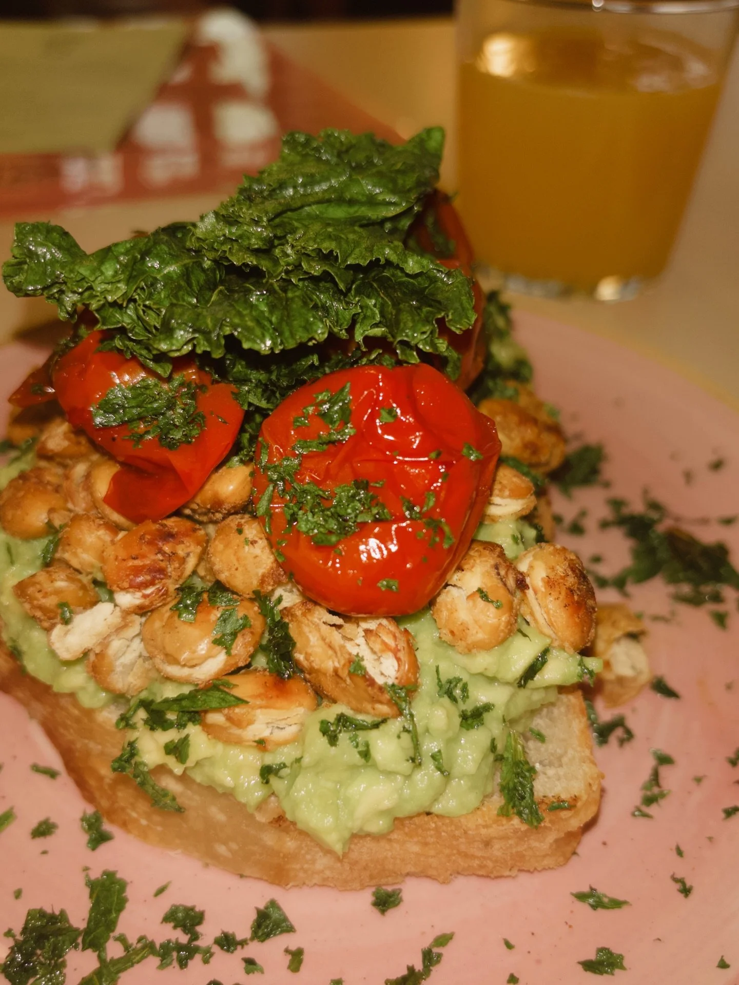 WINTER AVO

Mit Bio Sauerteigbrot, frischem Avocado Mash, knusprig gebackenen Riesenbohnen, geschmorten Kirschtomaten und Gr&uuml;nkohlcrunsh ❤️