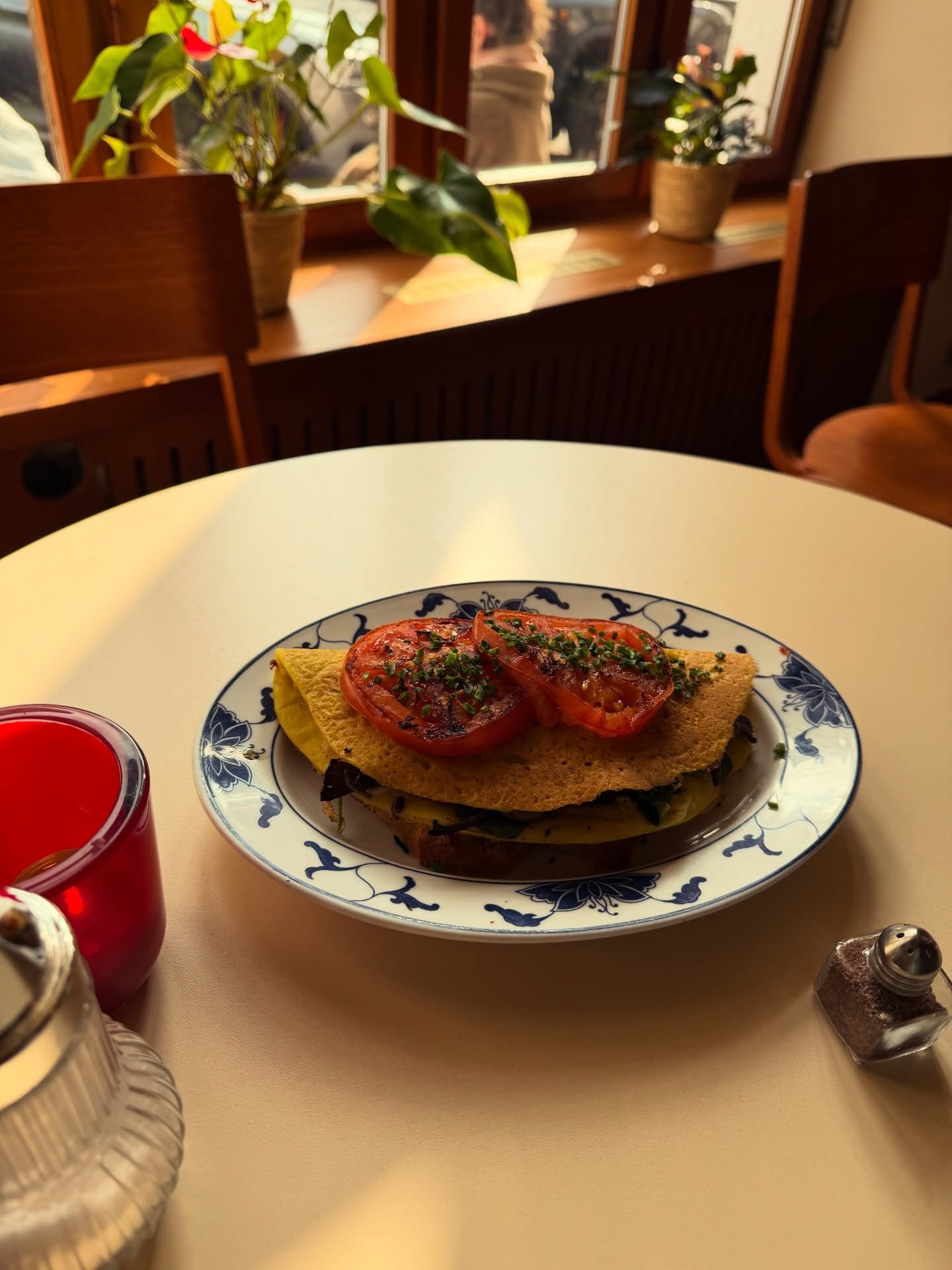 GOLDEN OMELETT

Das Gericht auf unserer Karte an dem wir am l&auml;ngsten gearbeitet haben. Als veganes Brunch-Caf&eacute; war es uns super wichtig eine au&szlig;ergew&ouml;hnliche Ei-Alternative anzubieten. Hausgemacht, aus guten Zutaten und so leck