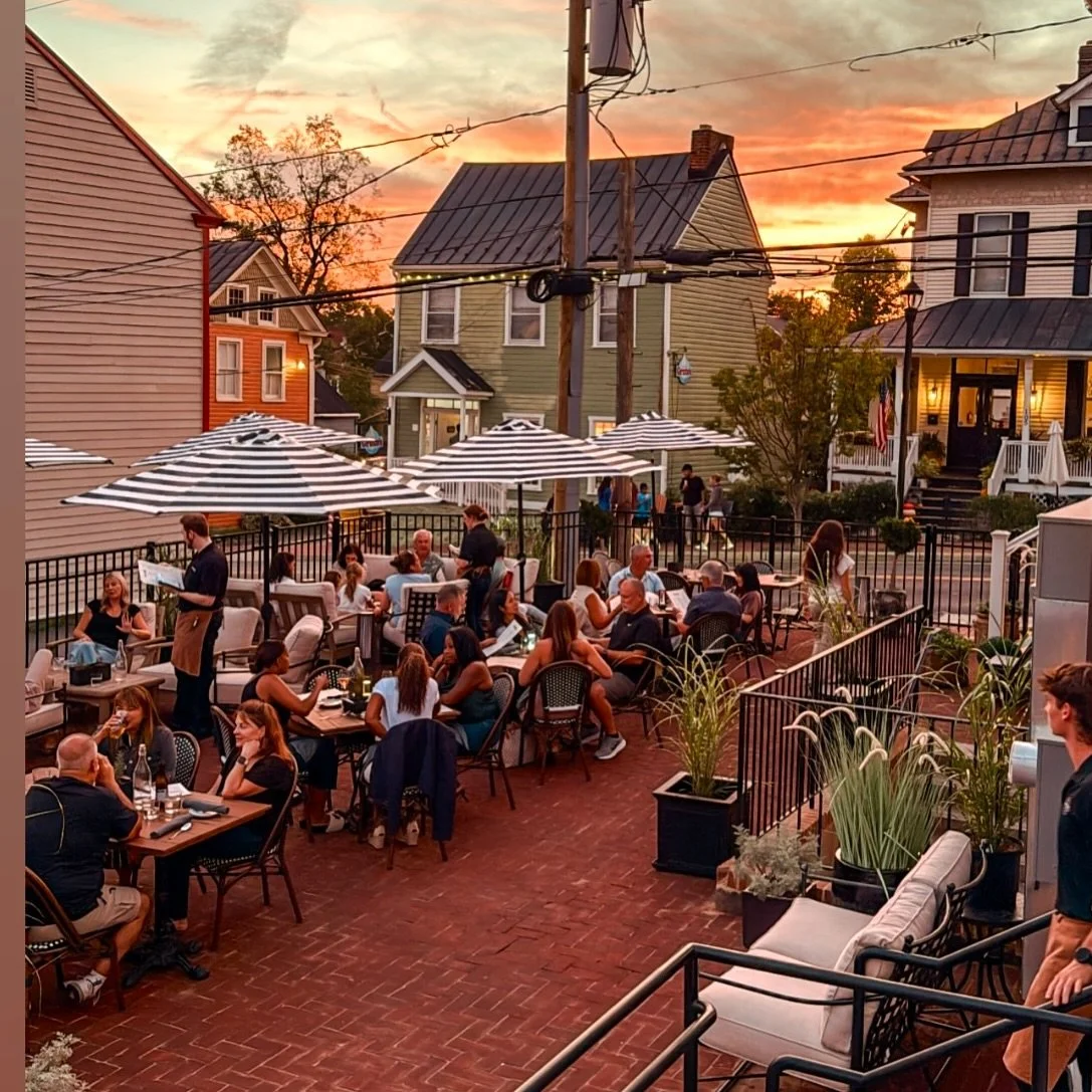 Hello First Friday!
Come join us at the patio deck with live music by Nick Johnson.
Perfect way to kick off your October.
Also : Happy Hour coming next week. Stay tuned! 
📸 @muzikmomma21 💕
#leesburgva