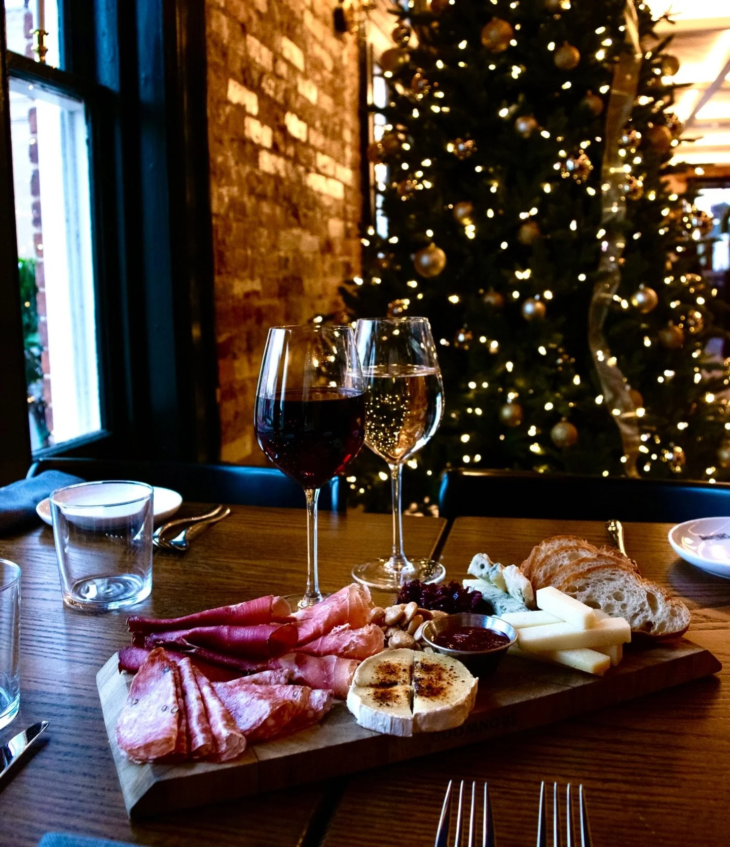 Every night is a date night at Shutters 🥰🥂
Come soak in the holiday vibes and get cozy with us over all the delicious cocktails and bites. 
Reservations available via @Resy 📕
#Leesburgva