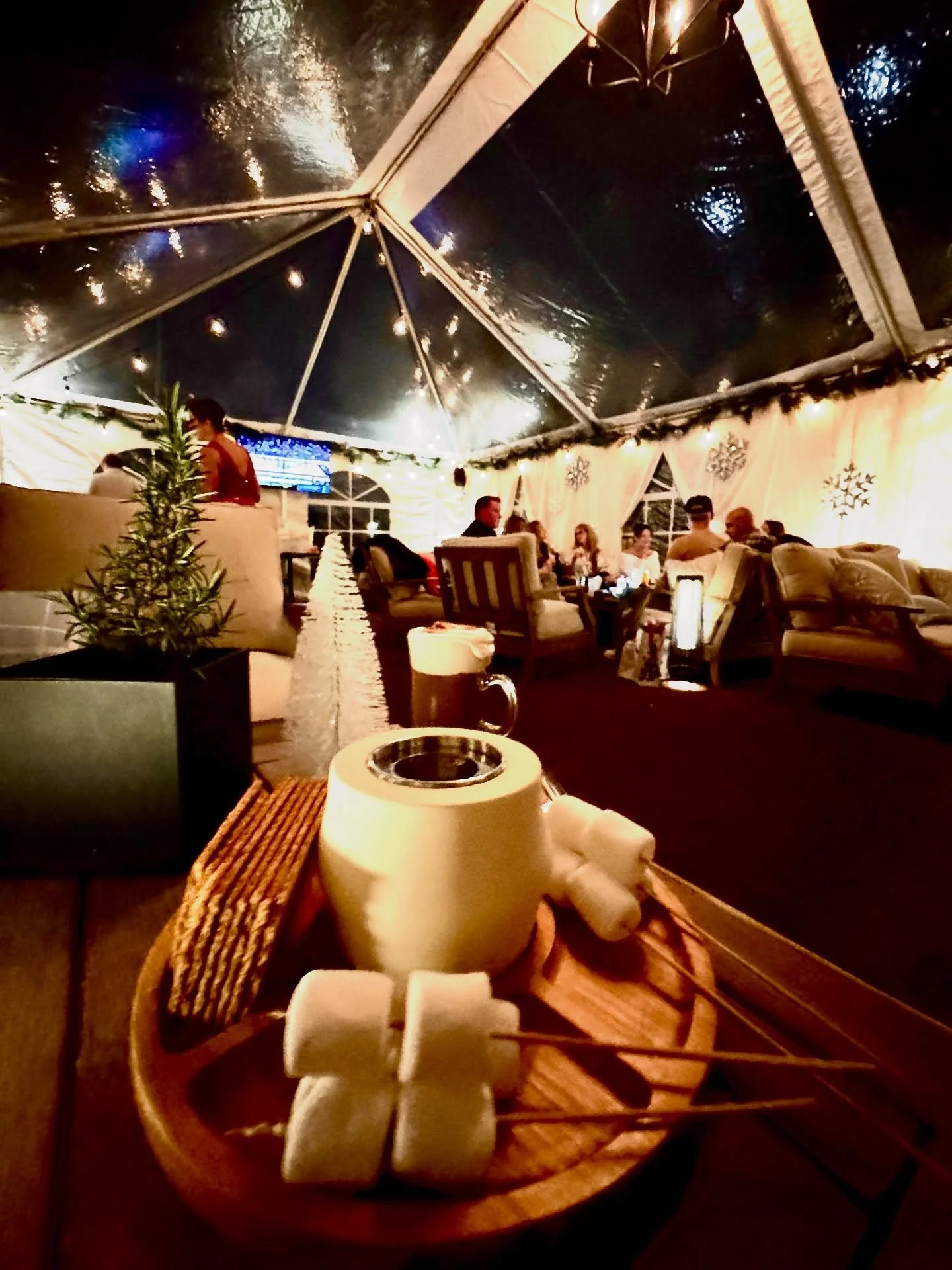 Christmas dinner over, presents opened, time to bring the family out for our Apr&egrave;s Lounge!
Cocktails, bites, and yes - s&rsquo;more are ready to go 🔥🍷
Ask your host for available upon arrival! 
#LeesburgVA