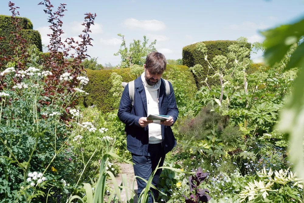 Consultation sur place réalisée par Studio Kernin, paysagistes en Bretagne, pour comprendre les besoins du client et analyser le jardin existant.