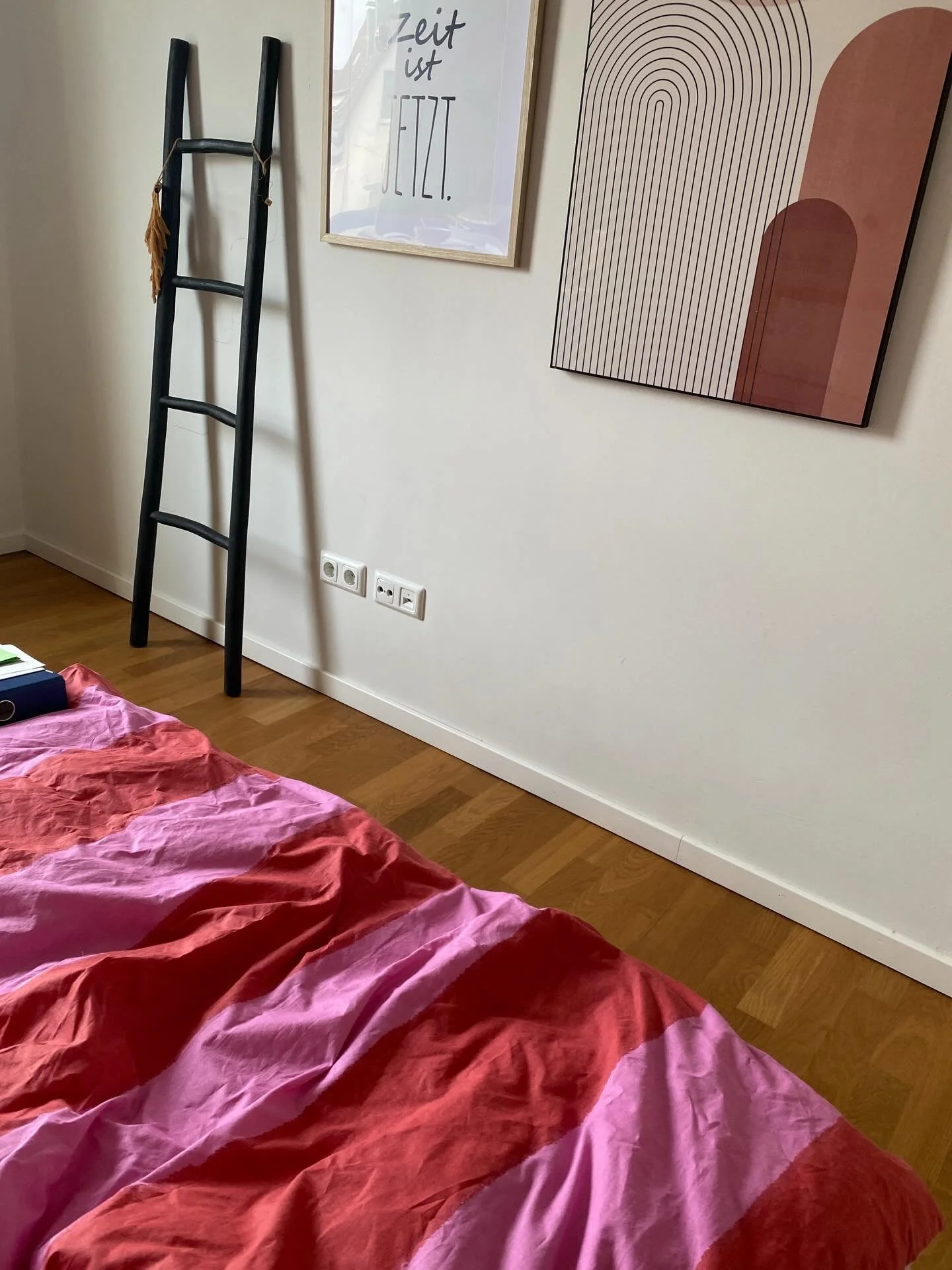 Vielleicht bin ich gerade ein kleines bisschen dolle &bdquo;in love&ldquo; mit rot/pinken Streifen!

Machen mir einfach gute Laune. Und haben sowas geordnetes und gleichzeitig Freches finde ich. 

Und ja, das letzte Bild ist mein Etsy Shop! Der ist a