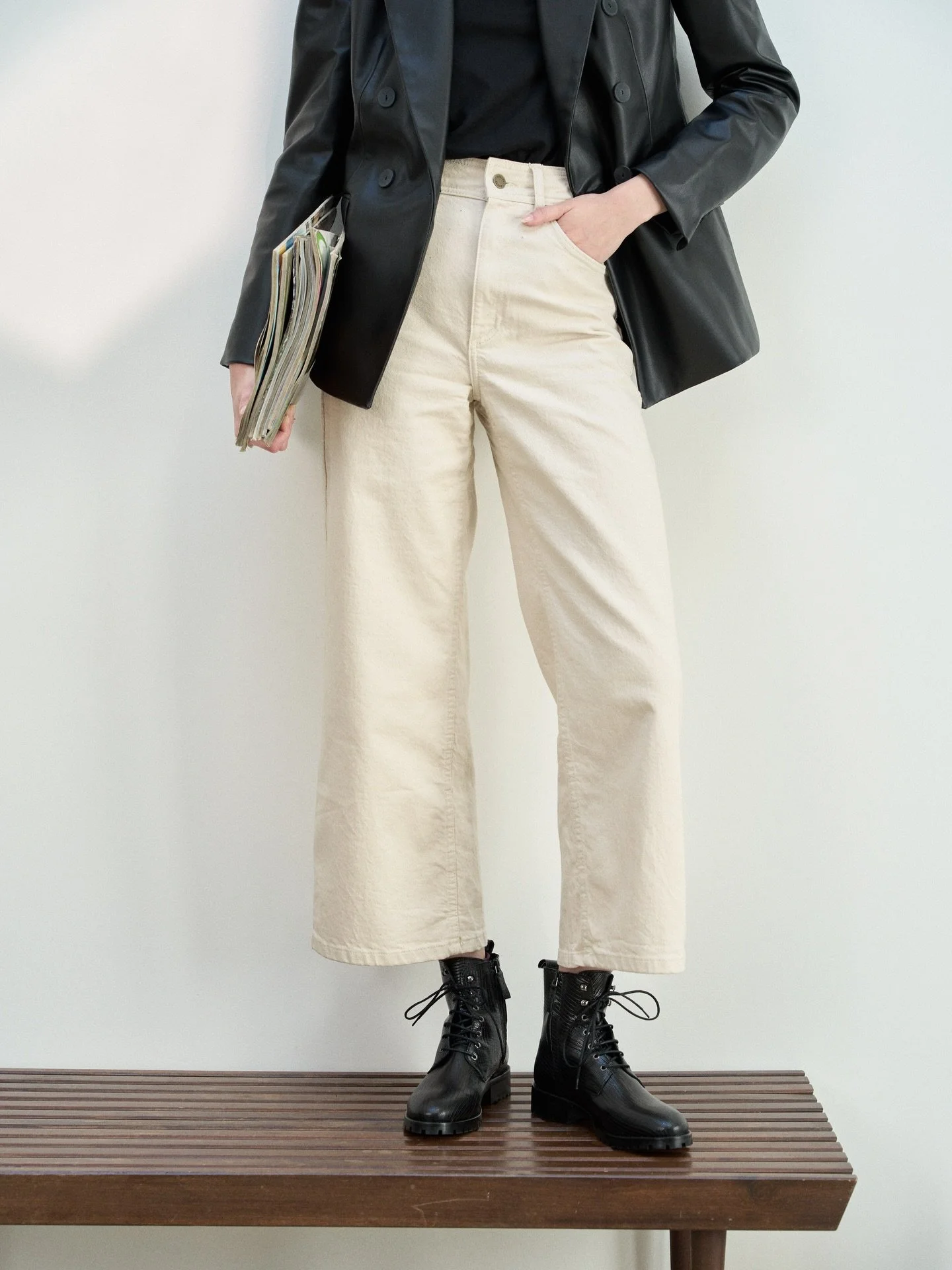 Travailler une campagne et une collection, c&rsquo;est avant tout travailler une allure.

Trouver l&rsquo;&eacute;quilibre entre l&rsquo;ADN d&rsquo;une marque, la saison, la mati&egrave;re, et ce que l&rsquo;image doit raconter, sans en faire trop.
