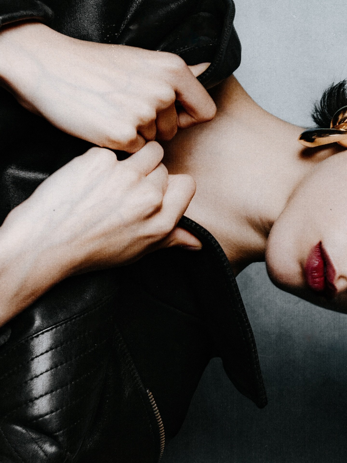 Le d&eacute;tail comme point d&rsquo;entr&eacute;e dans l&rsquo;image.

Une tension, une mati&egrave;re, un visage.

Parfois, tout se joue l&agrave;.

Model @abigail.sex 
Photo @loum.dherot 
Digit @chr_swrt