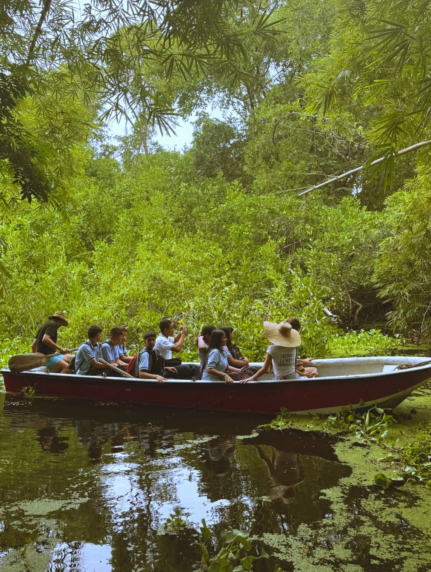D&Iacute;A EXPLORANDO EL MANGLE 🌱Jornada educativa en la Madre Vieja

El 18 de septiembre vivimos una jornada educativa en Buritaca, donde nos unimos tres fundaciones y una instituci&oacute;n educativa (30 estudiantes)  para aprender sobre la Madre 