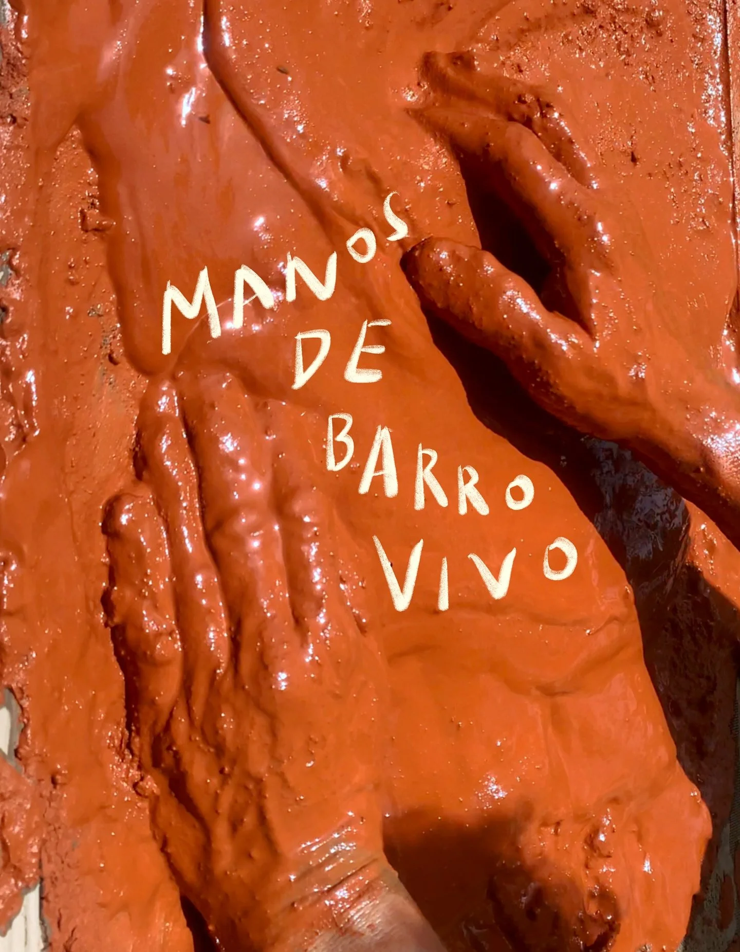 🗻Manos de barro vivo🗻

La arcilla con la que trabajamos en la Sierra Artist Residency nace de la tierra y del agua que nos rodean y es el resultado de un proceso muy paciente y cuidadoso.

Manos de barro vivo: las que remueven, mezclan y crean con 