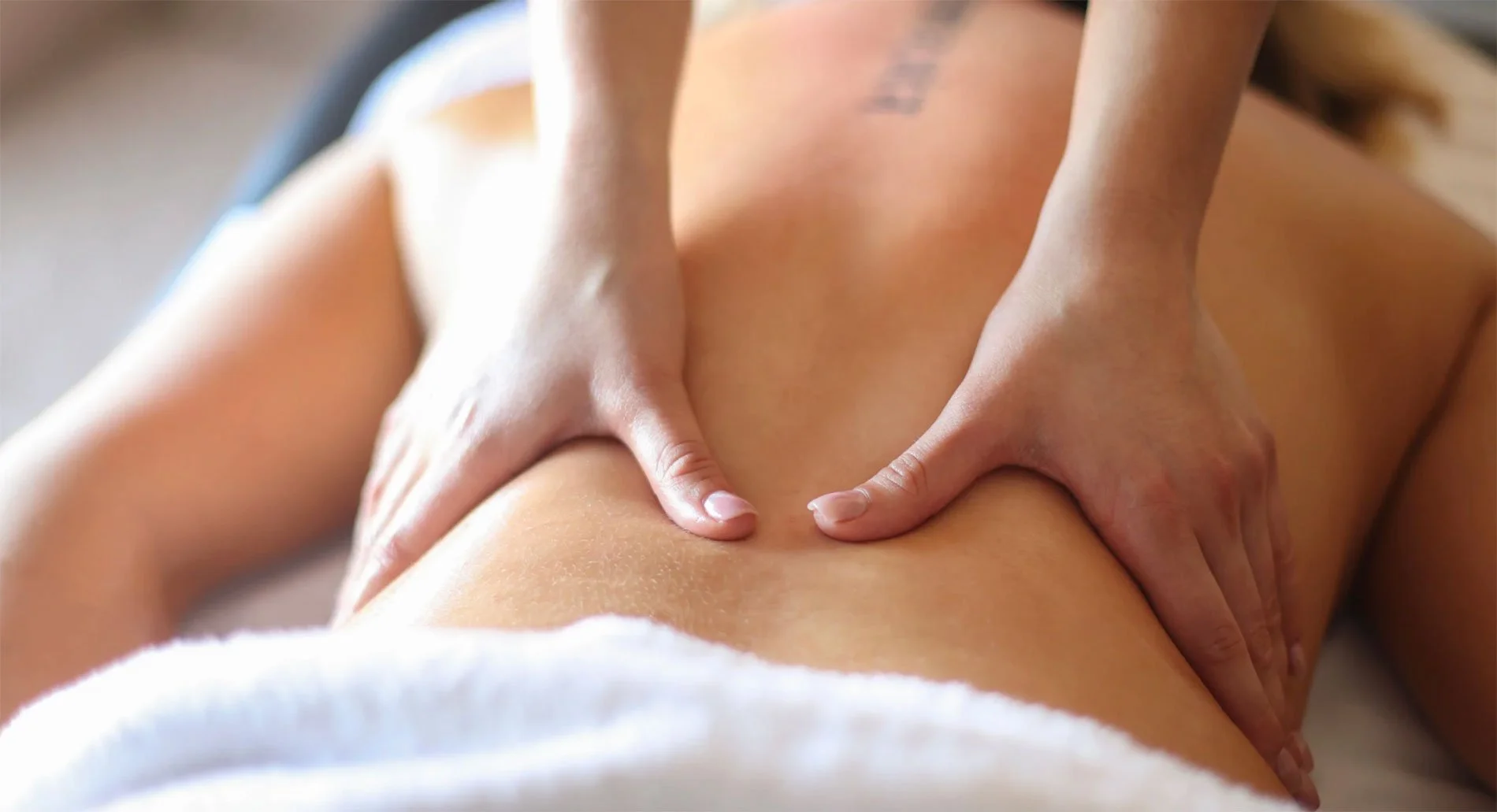 Close-up of a relaxing back massage at The Ivy Day Spa in Santa Clarita, highlighting expert therapeutic care.