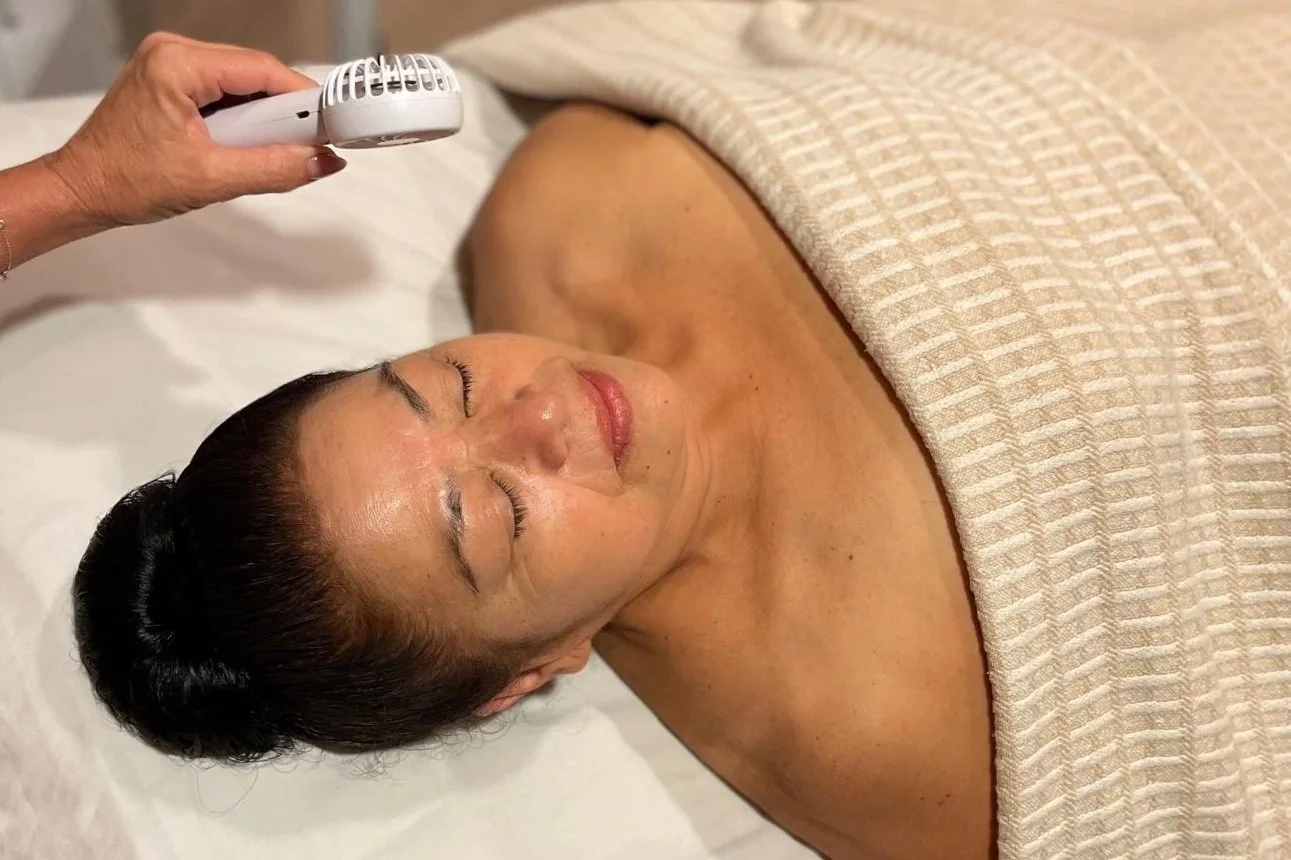 Guest receiving a HydraFacial treatment at The Ivy Day Spa in Valencia, highlighting personalized skincare care.