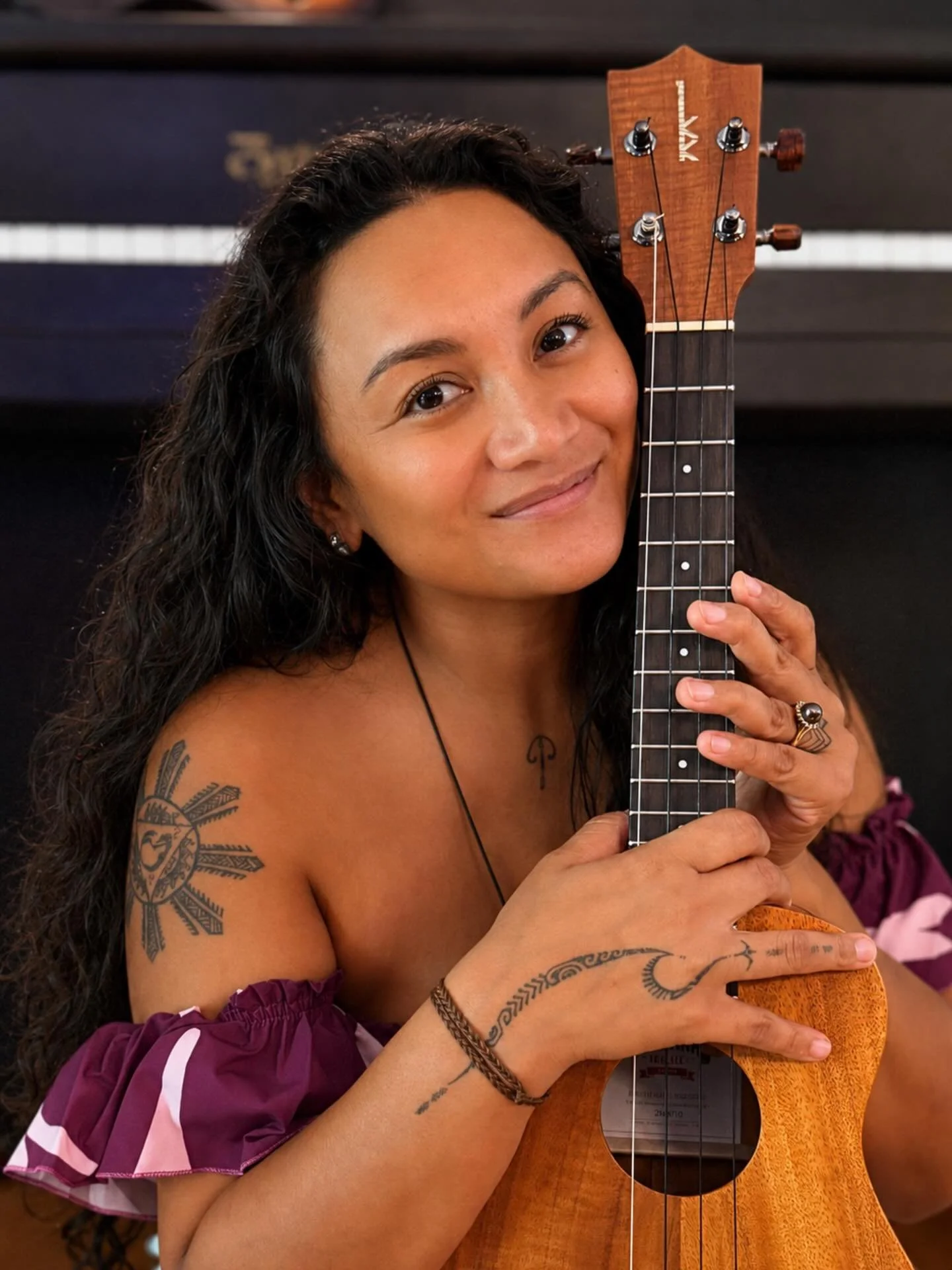 Meet Hi&rsquo;iaka. Posing with Hi&rsquo;iaka and other love of my life (my piano for almost 3 decades). Photos by @shima.kane | @mizmalia #hiiakaup