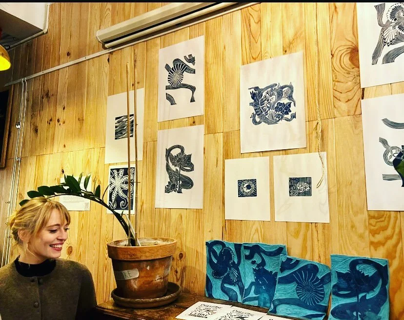 &ldquo;M&eacute;tamorphose- Pens&eacute;e avec l&rsquo;eau&rdquo; restera jusqu&rsquo;&agrave; le 10 d&eacute;cembre au Poulpe 🦑. Venez voir, venez boire, venez passer un bon moment 🐚💙🌊✨🙏🏼