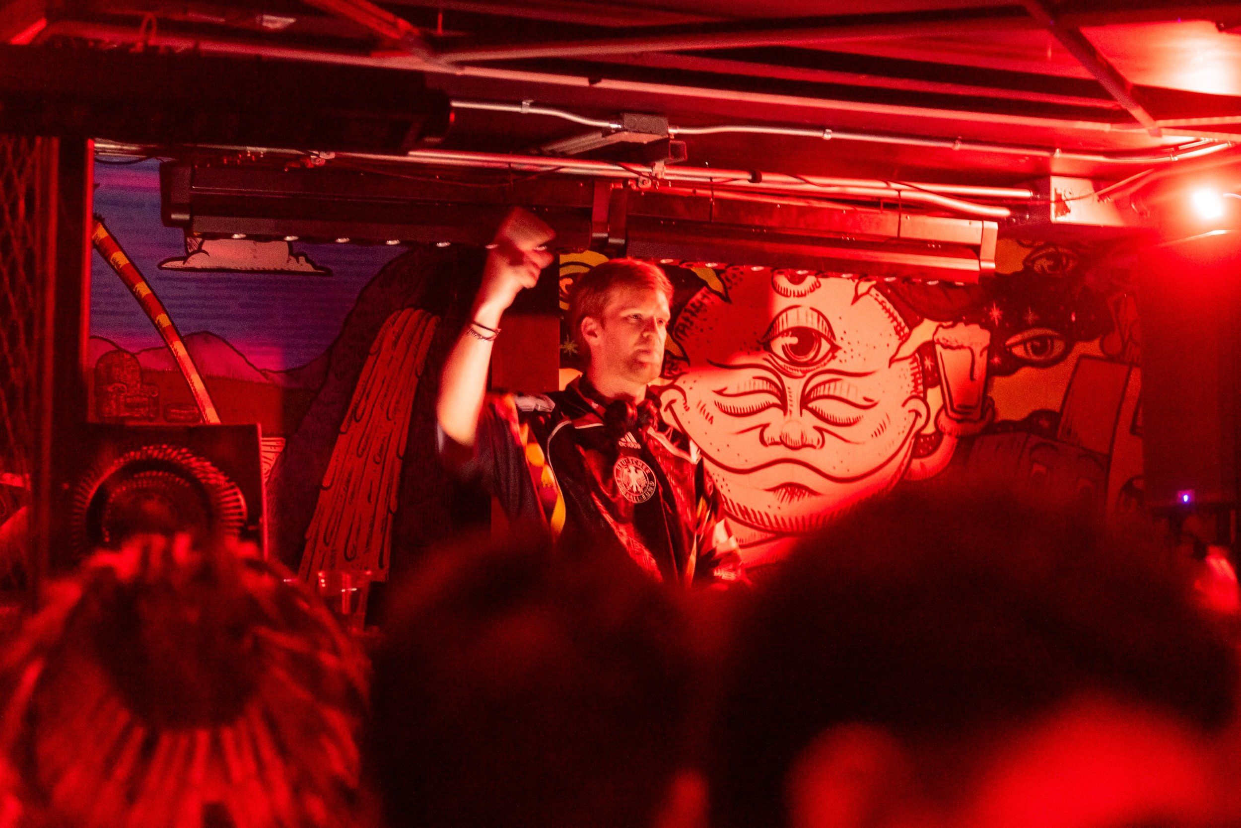 Una noche para recordar.

Tim Engelhardt y NYTO llevaron el viaje sonoro a otro nivel en 93 Beer Tap, Tijuana. Gracias a todos los que fueron parte de esta experiencia y mantuvieron viva la energ&iacute;a hasta el &uacute;ltimo track.

Esto es Club B
