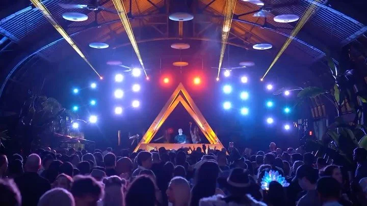Desde clubes ic&oacute;nicos hasta festivales alrededor del mundo, @timengelhardt_music ha construido un sonido &uacute;nico que mezcla emoci&oacute;n, profundidad y energ&iacute;a en cada presentaci&oacute;n.

Este 20 de junio, esa misma experiencia