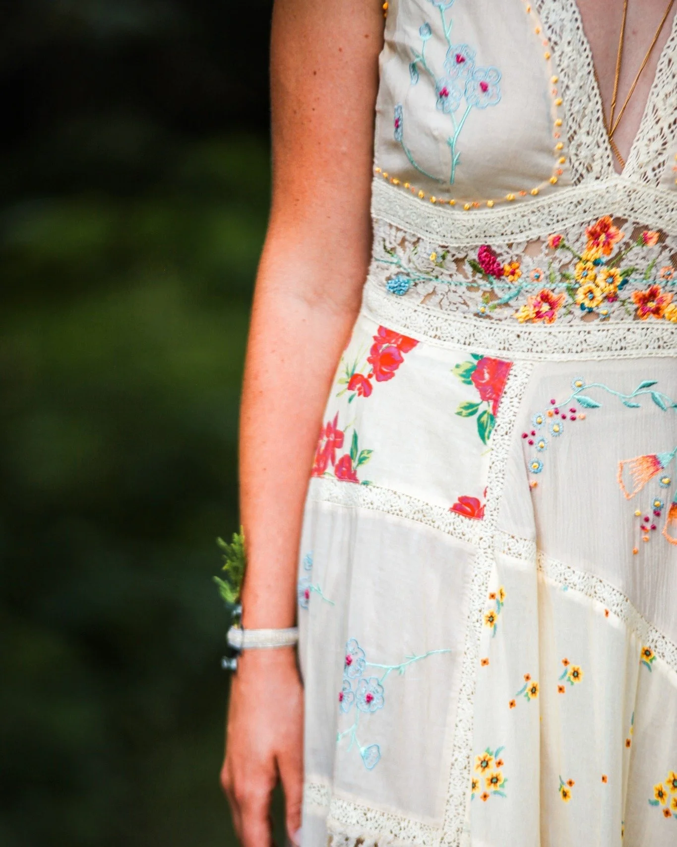 All the details. ❤️

#herecomesthebride #weddingdress #floralweddingdress #weddingdetails #thiscouldbeyou #sayido #northshorewedding #flowerfarmwedding #flowerfarmvenue #northshoremnwedding #twoharborswedding #mnweddings #NorthwoodsWedding #bestweddi