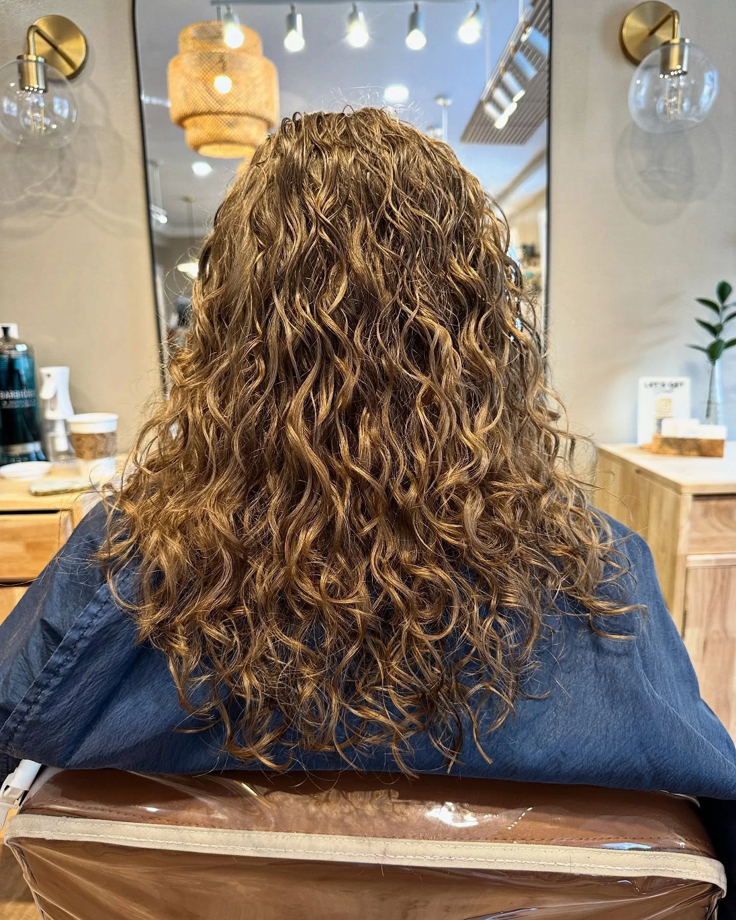 Breakage alert! 💔 Tight ponytails and buns can cause hair to snap (look at those stringy ends). Trade your hair tie for a scrunchie or try a lower ponytail for stronger, healthier hair 💪 

#HairCareAdvice #ScrunchieLove #curlygirl #curlycut #curlsp