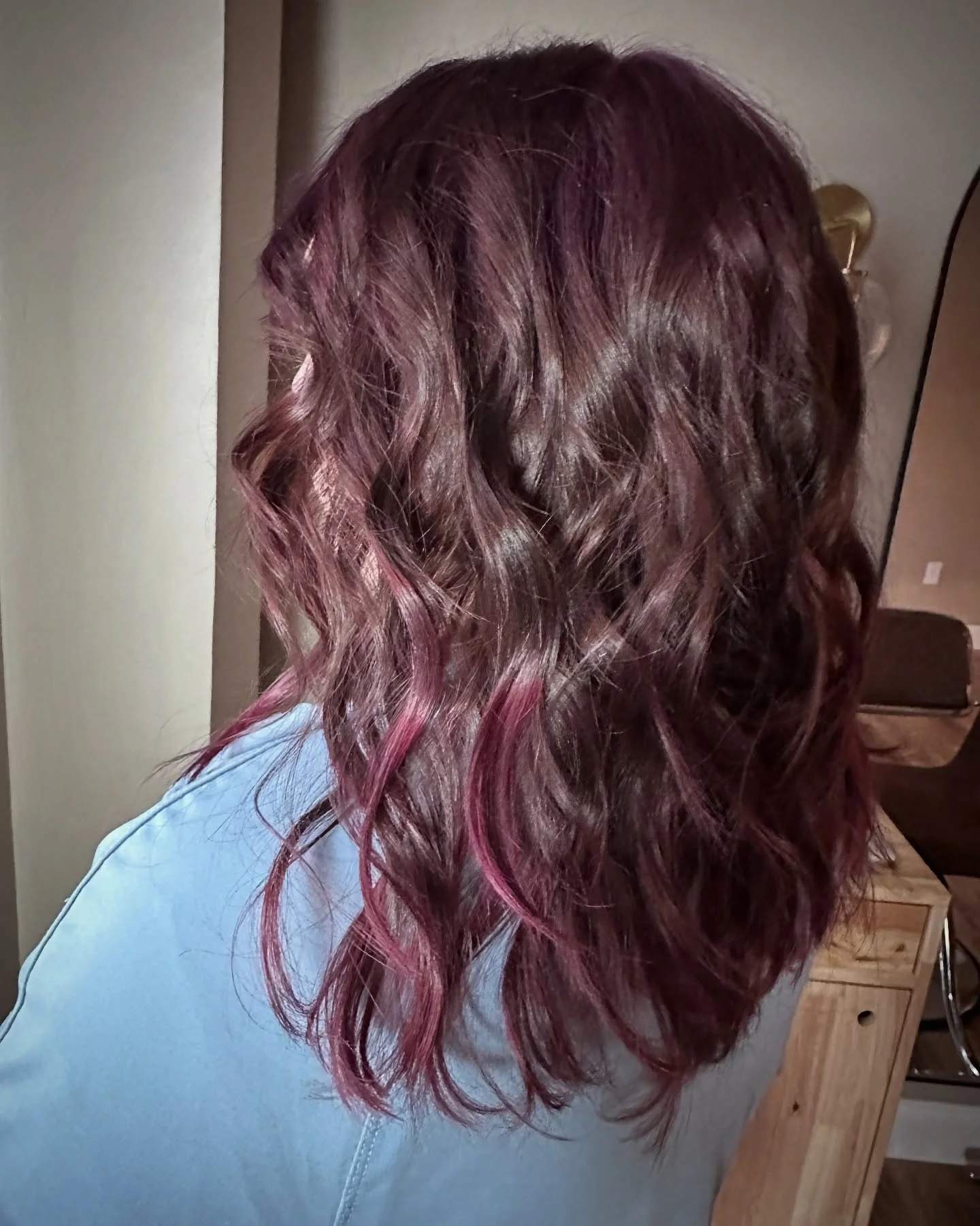 What a pretty color.. almost makes me think about a nice glass of cab 😍🍷

#winered #vividhaircolor #hairgoals #hairinspo #goldwellus