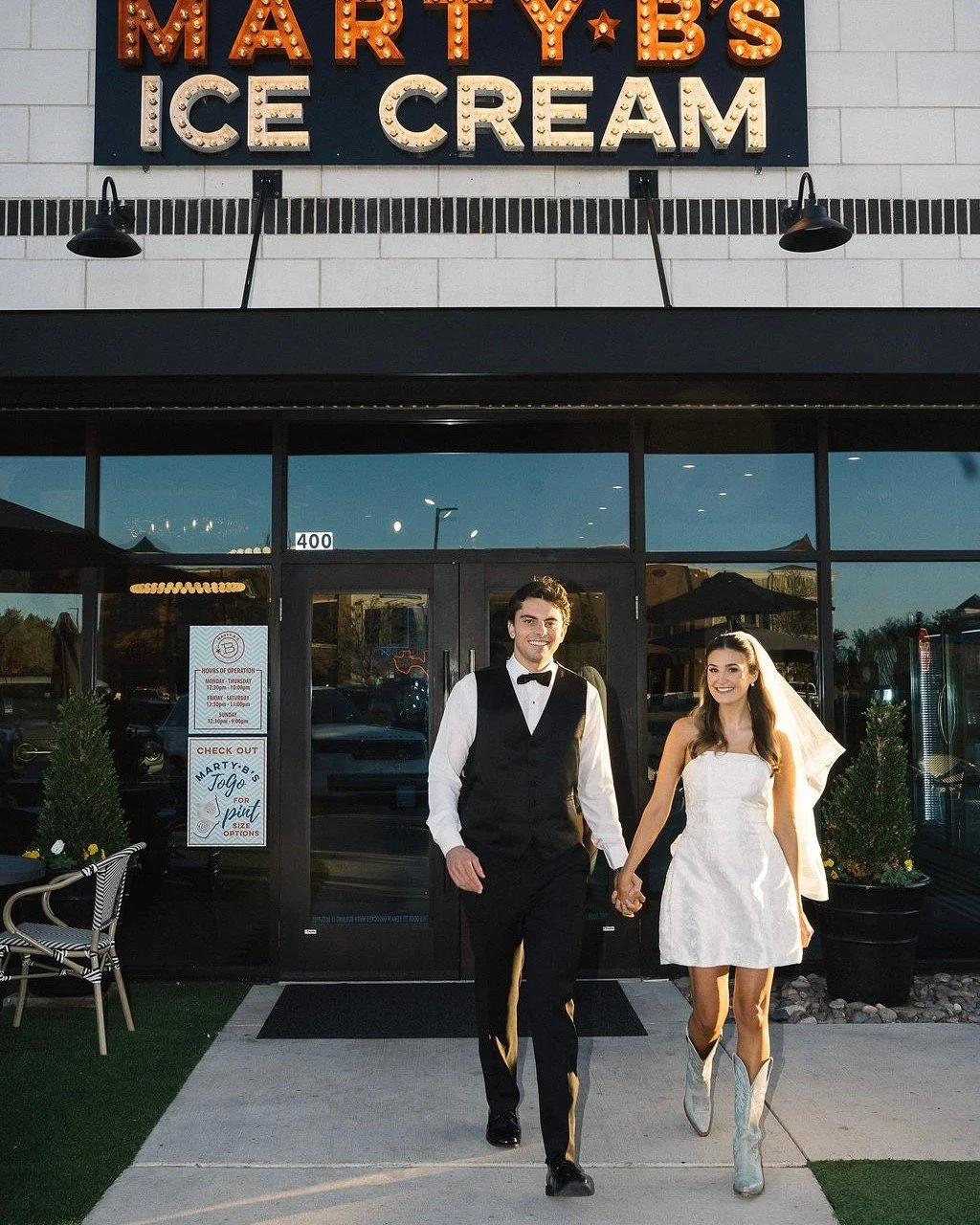 Just married energy and two scoops of happiness. The Reserve + Marty B&rsquo;s Ice Cream = perfection. #thereserve #dallasweddingvenue #weddingvenue