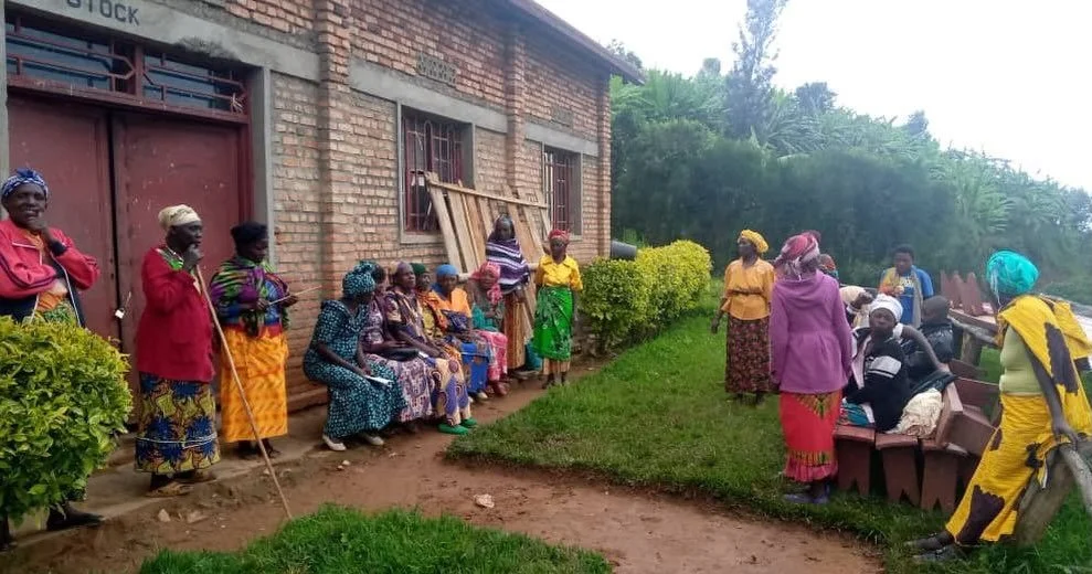 The women&rsquo;s group of the Bwishaza Cooperative, Kungahara, proudly reported that they have decided how they will distribute their coffee premiums from Artisan. ✨💰⁠
⁠
The shared that they have divided the premium into three projects:⁠
⁠
👉🏾 Cul