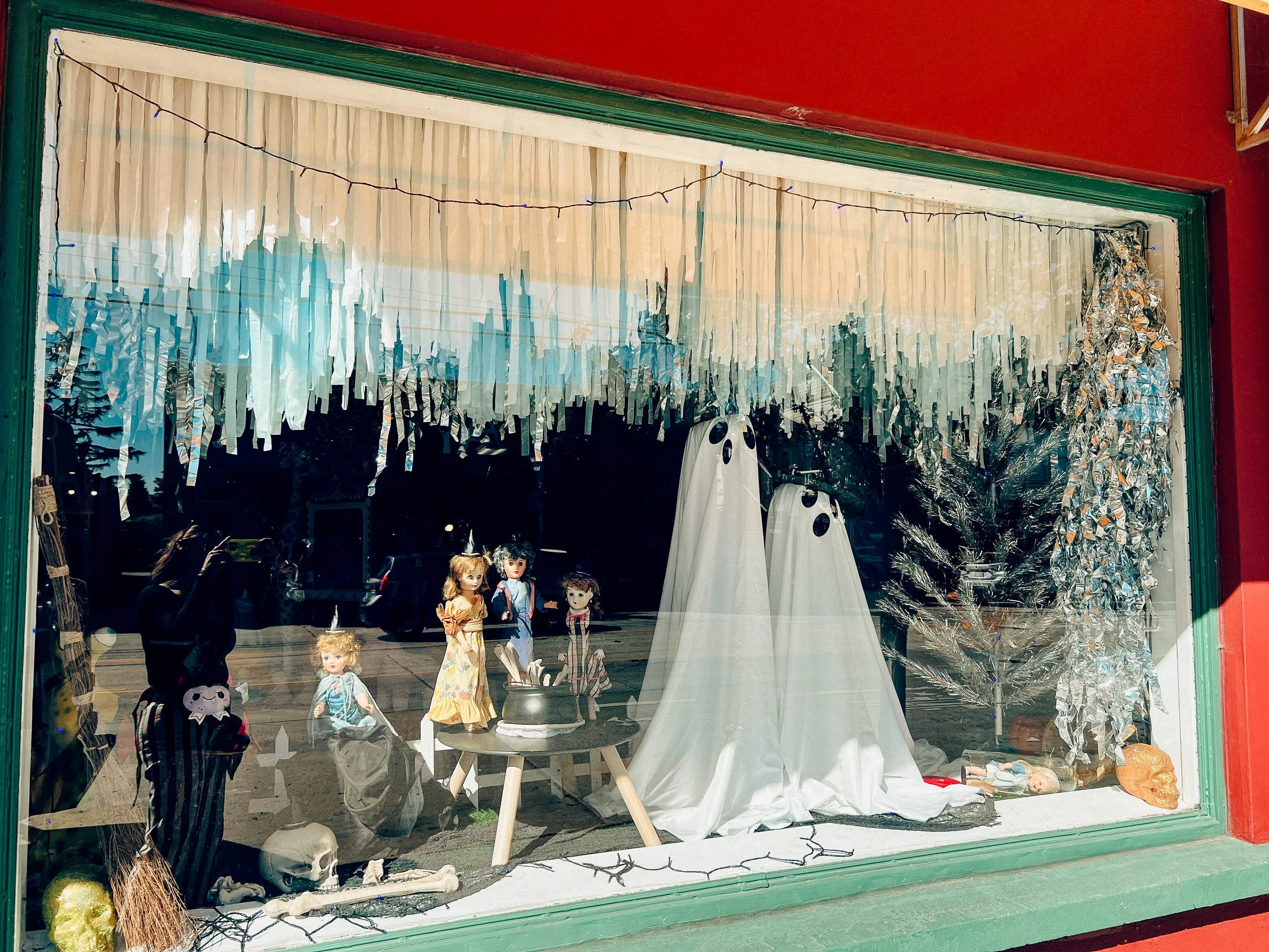 Childish toy shop window Fringe