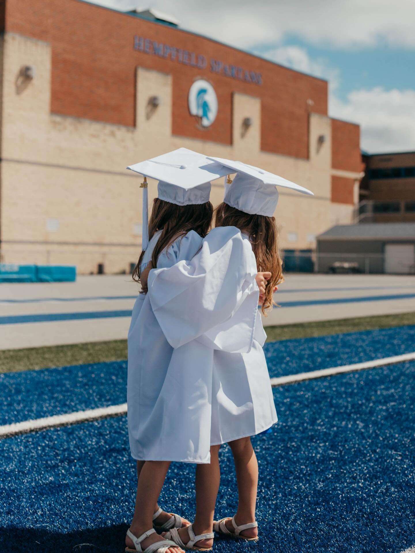 oh the places you&rsquo;ll go ✨ now&rsquo;s the time to schedule cap &amp; gown sessions for both the little &amp; big kid grads 🎓✨ message me for details 🤍