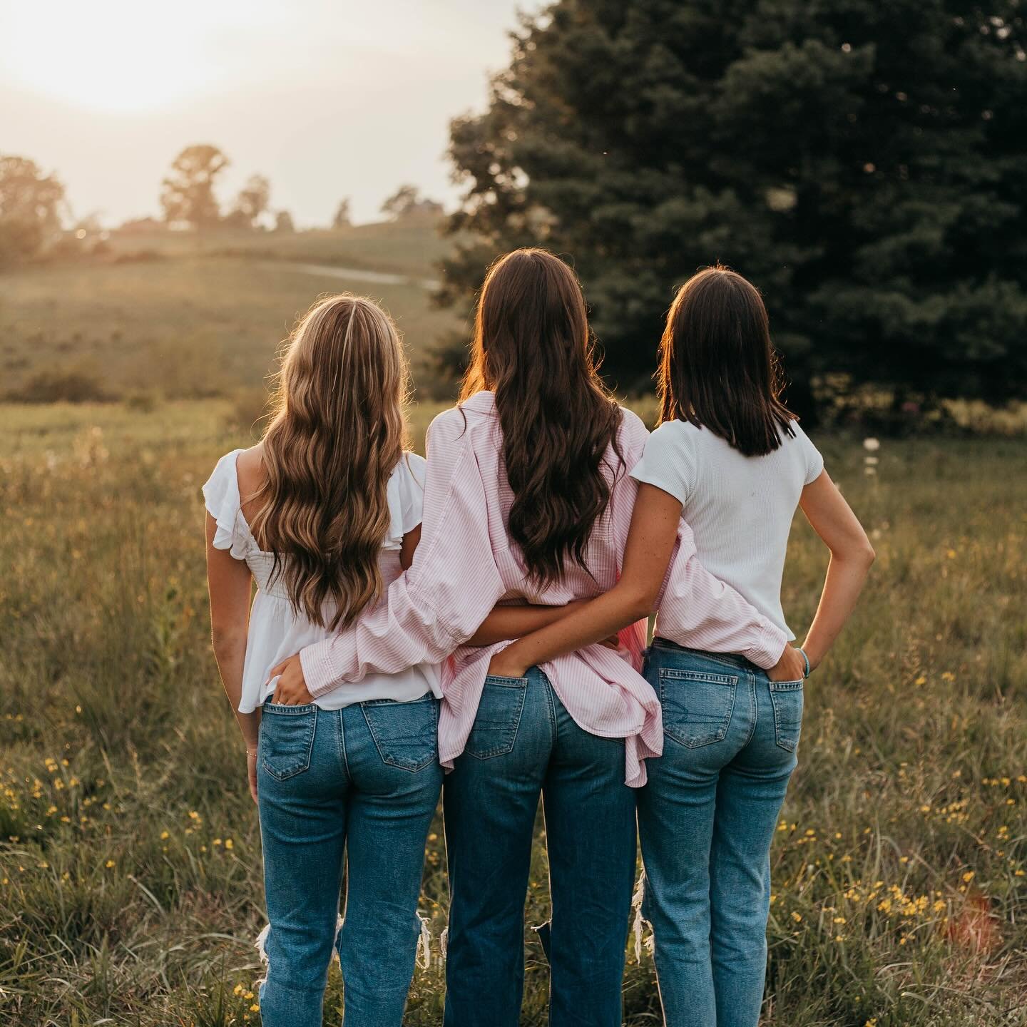 summer night minis at mammoth park ☀️ perfect for couples, families wanting to update their walls and really anyone just wanting to capture some summer memories ✨ let&rsquo;s capture this chapter together - you can book your date through my website o