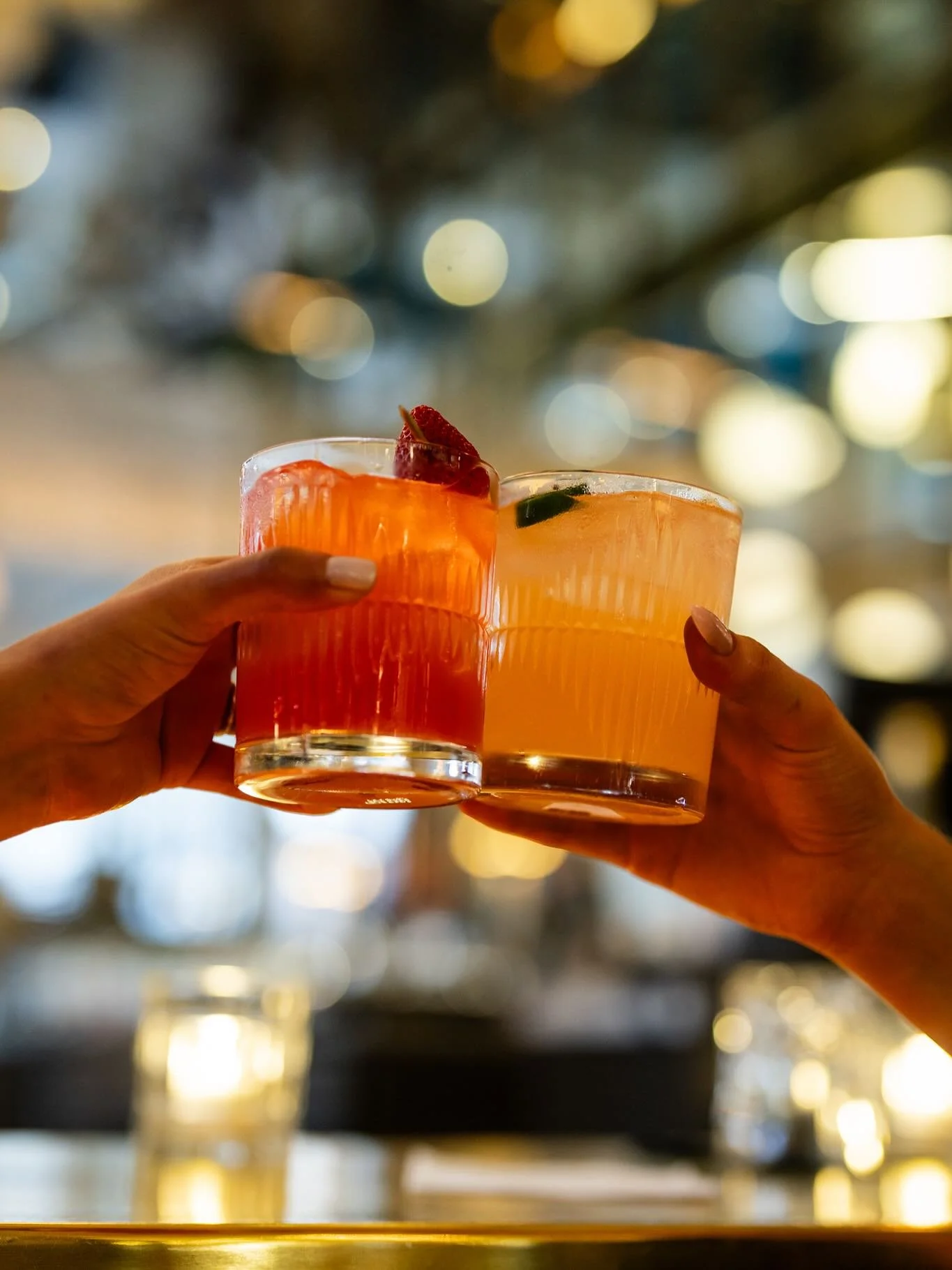 Fridays deserve a toast. Le week-end commence ici.