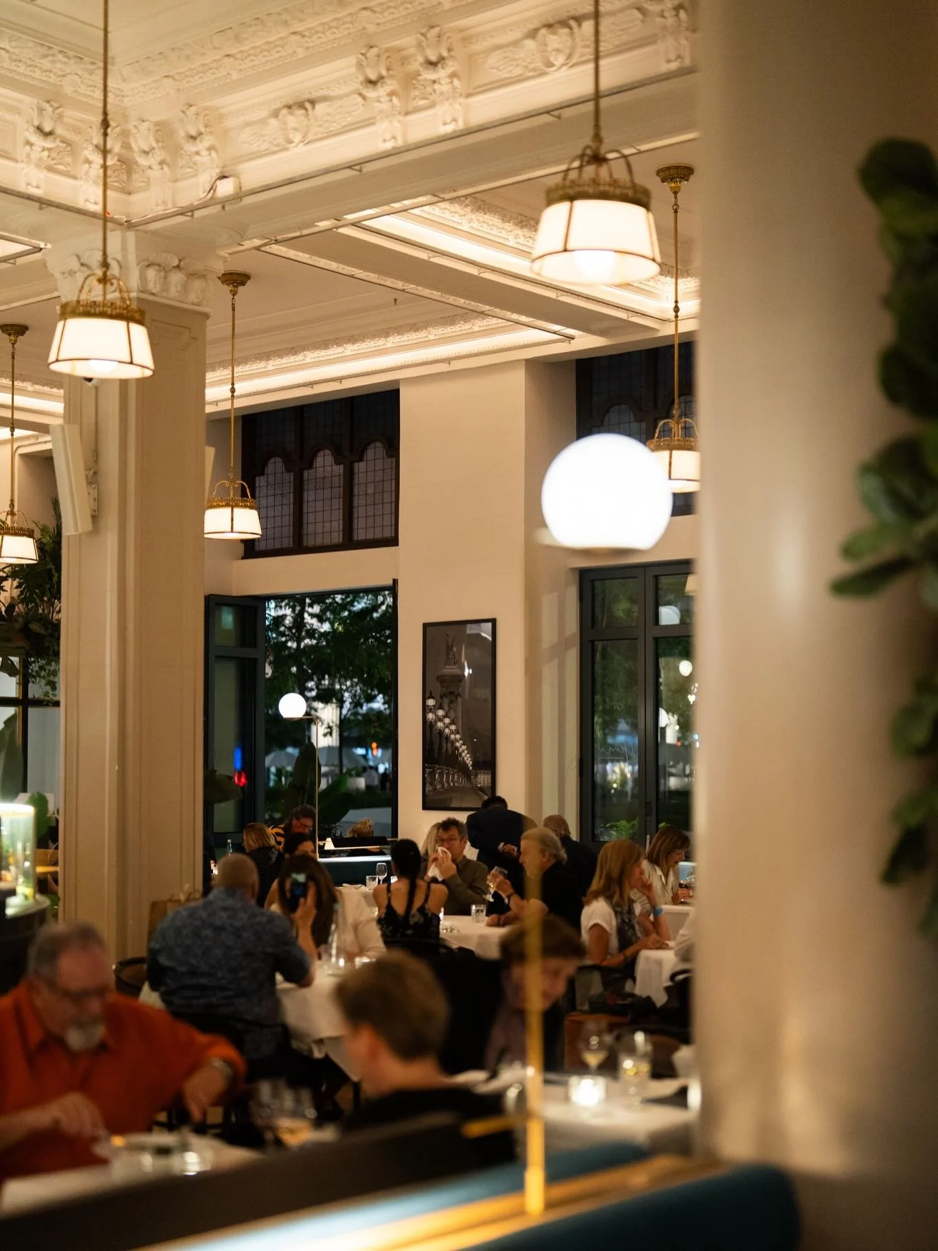 Your table is waiting. Votre table vous attend.