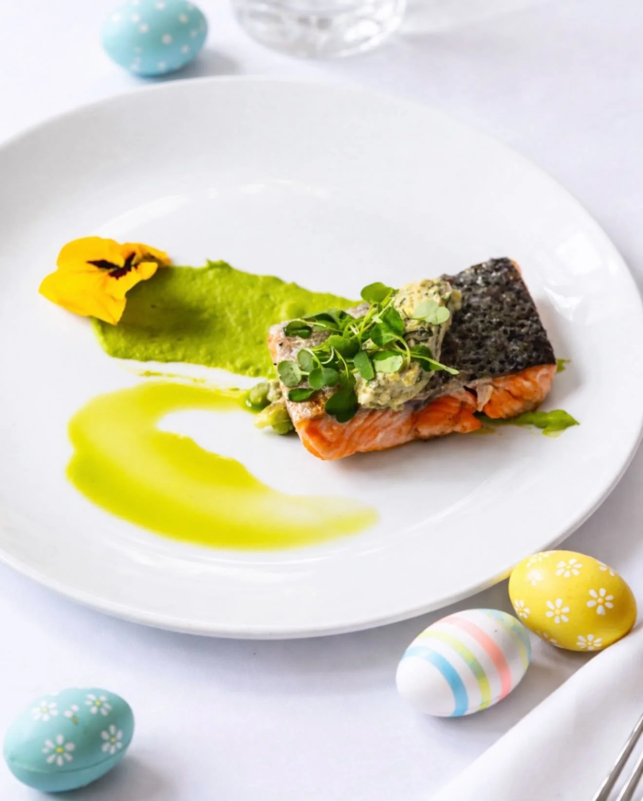 P&acirc;ques chez Henri 🐣
Les 4 &amp; 5 avril, pour le lunch et le souper.
R&eacute;servez via le lien en bio ou au (514) 544-3674.

Easter at Henri 🐣
April 4&ndash;5, for lunch and dinner.
Reserve via the link in bio or call (514) 544-3674.