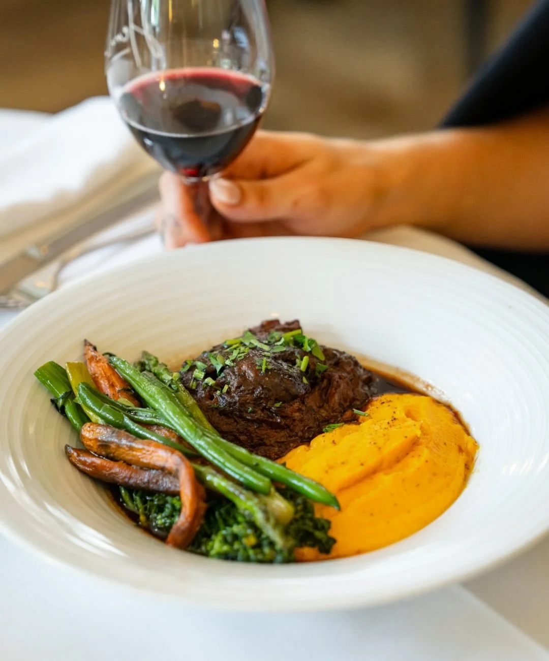 Joue de b&oelig;uf brais&eacute;e, fa&ccedil;on bourguignonne.
Pur&eacute;e de carottes soyeuse, l&eacute;gumes r&ocirc;tis.