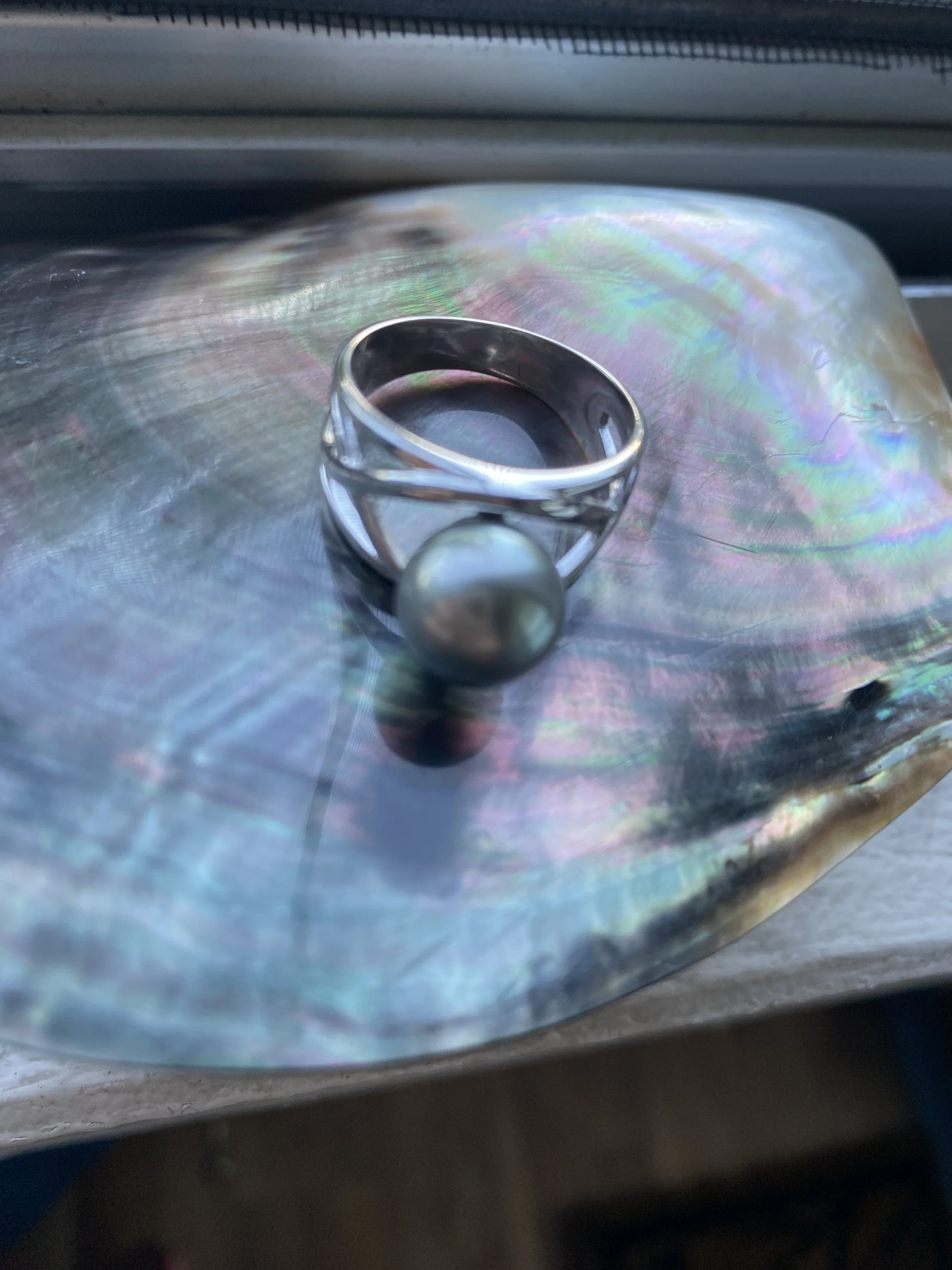 'Twist' Black Fijian South Sea Pearl Ring