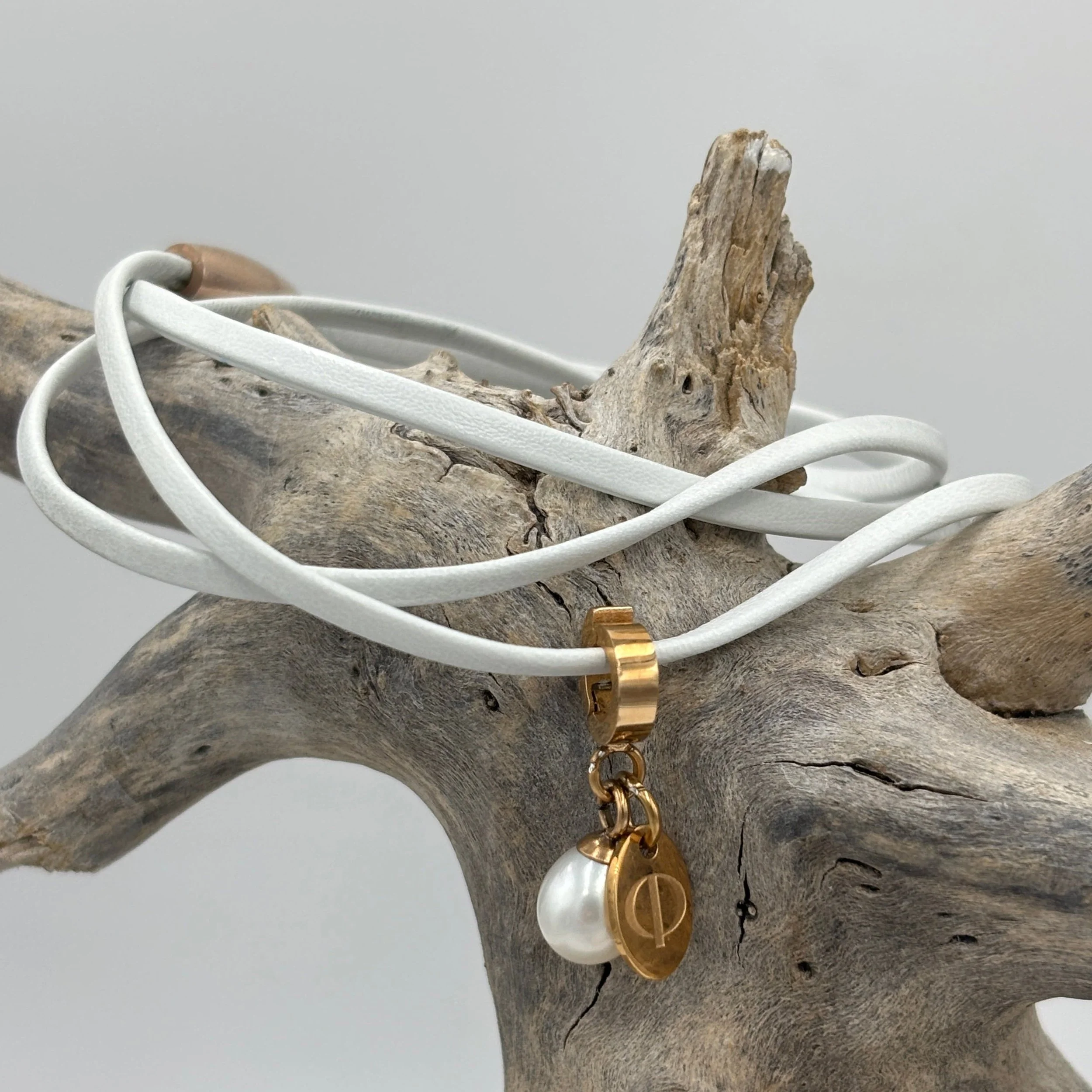 'Alara' White Leather Freshwater Pearl Bracelet