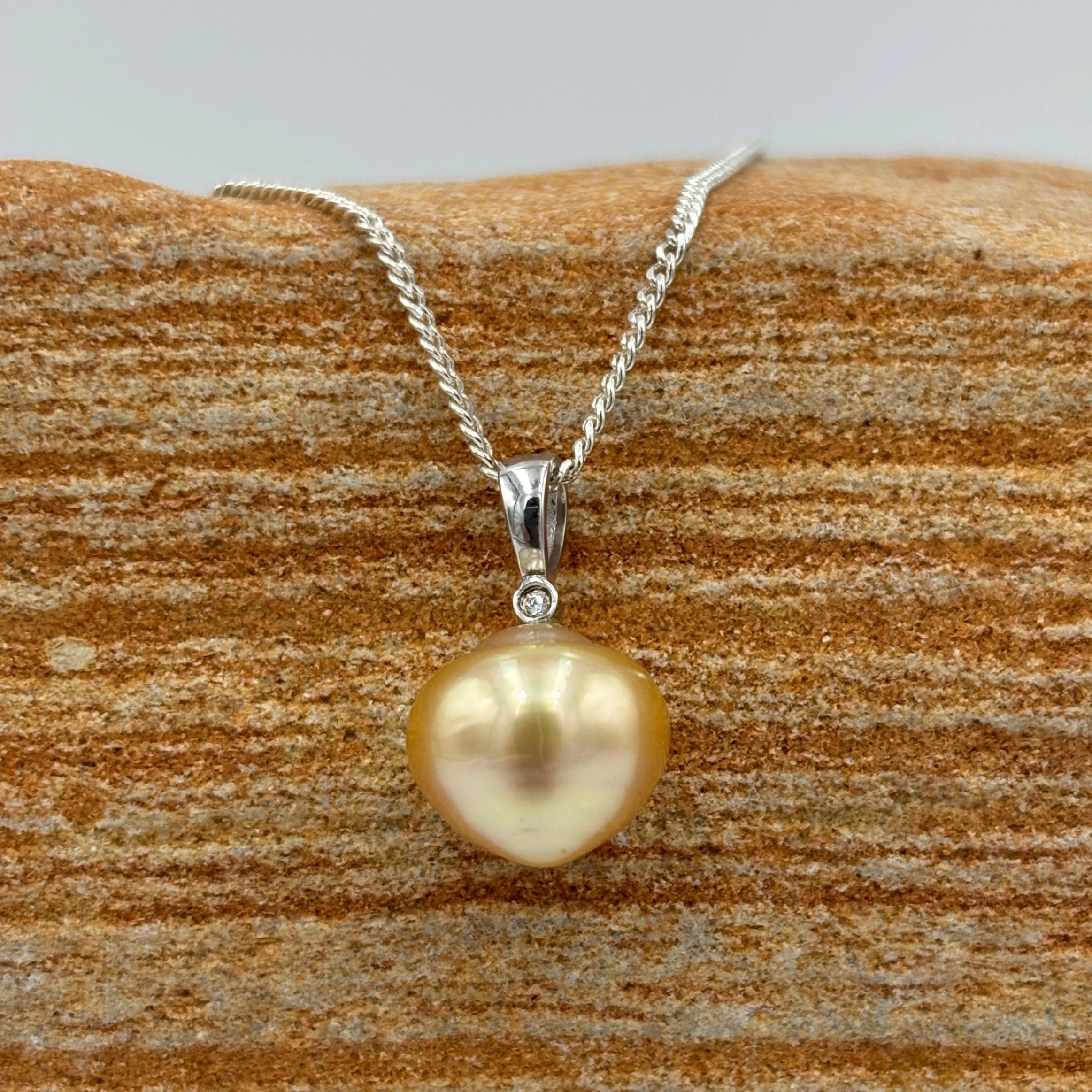 'Futon' Golden South Sea pearl pendant