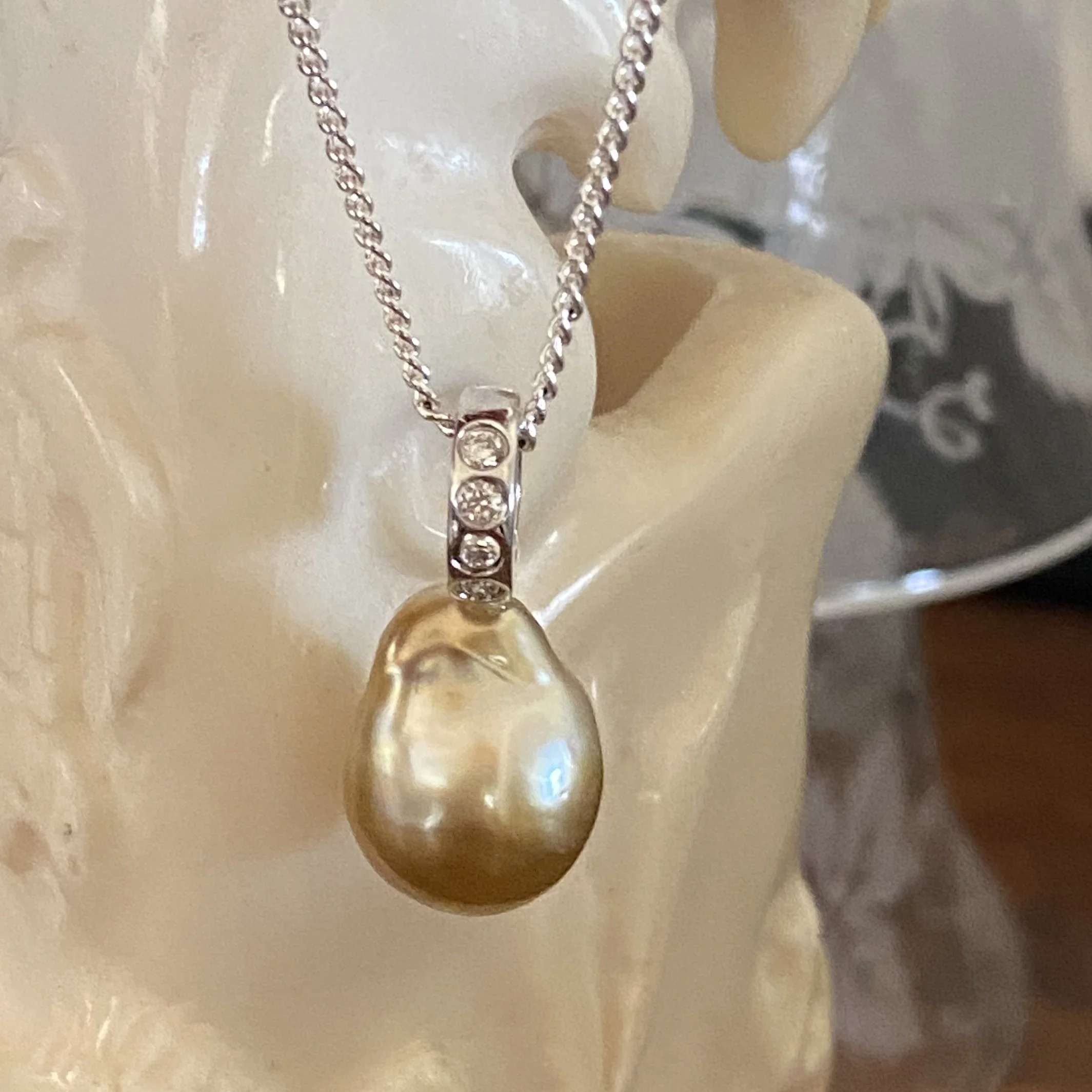 'Fagold' Fijian South Sea pearl pendant