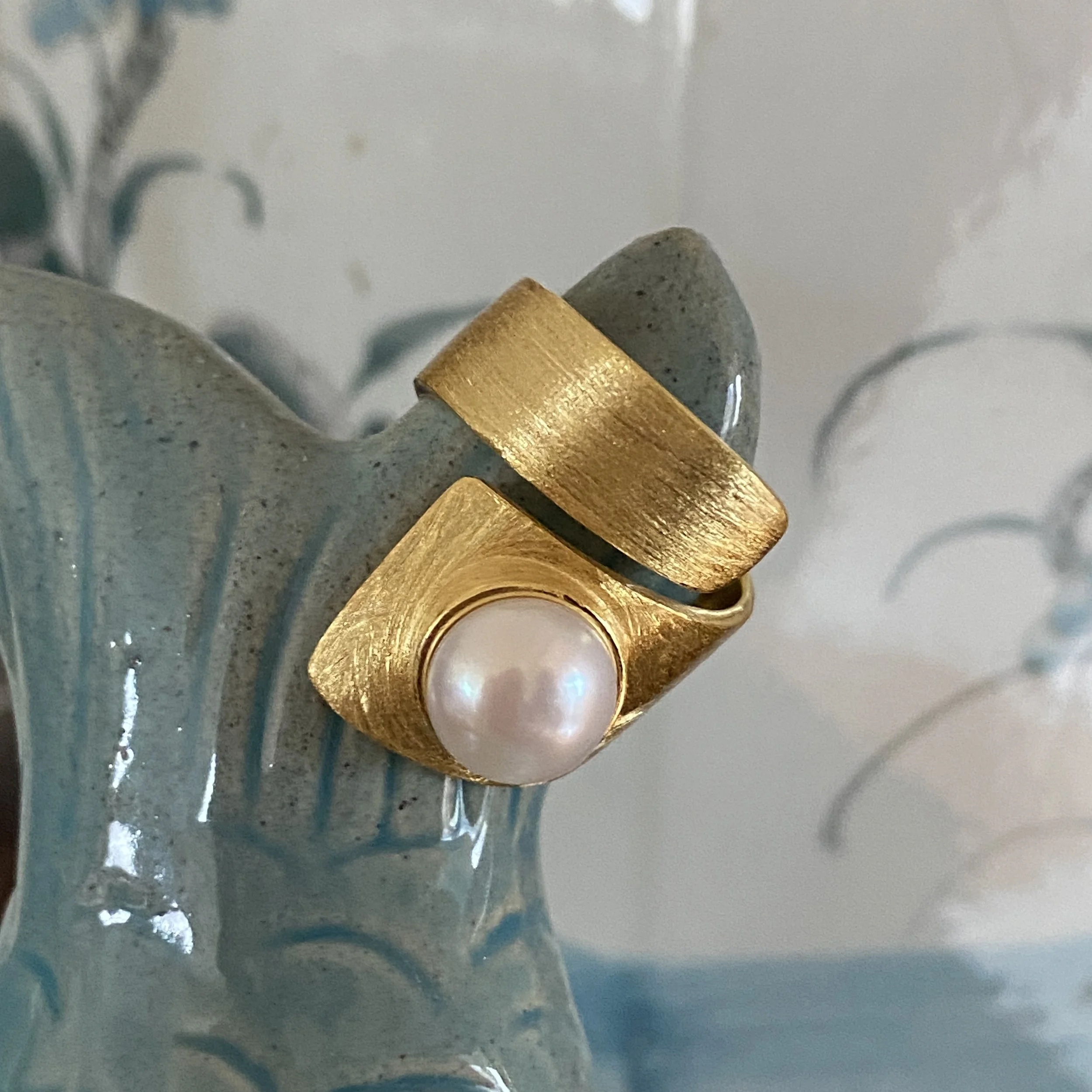 'Twist' Gold Freshwater Pearl Ring
