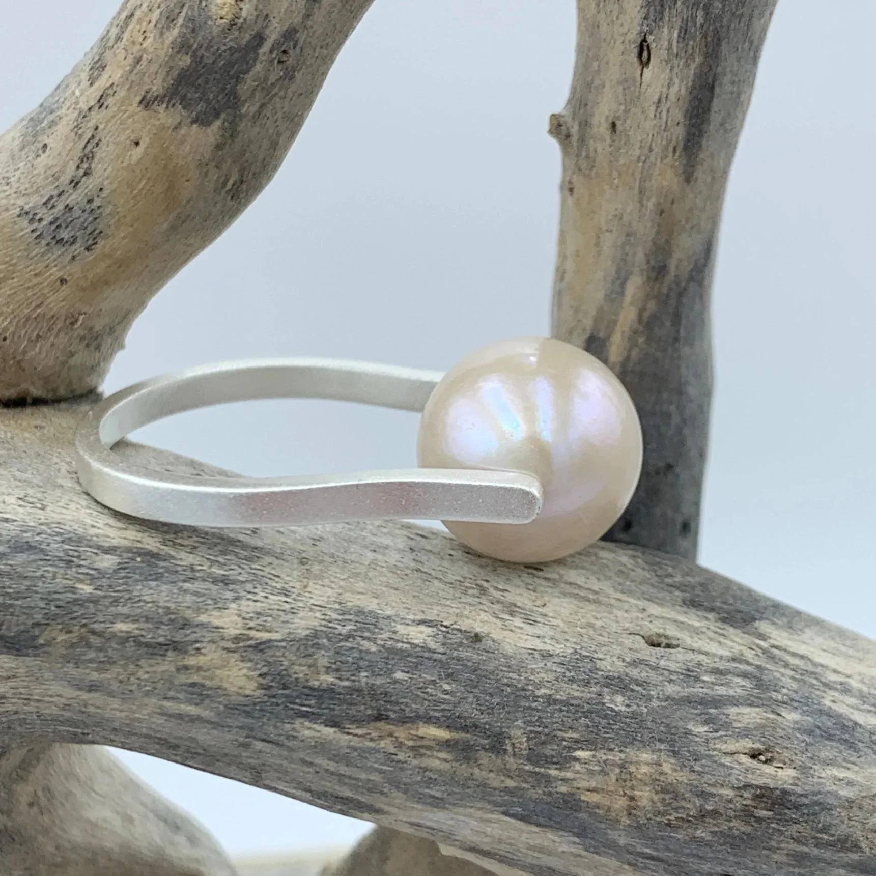 'Moving Pearl' Freshwater Pearl Ring