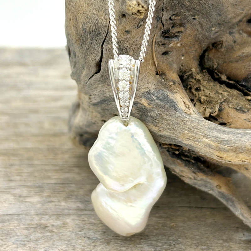'Lady' Freshwater Keshi pearl Pendant.png