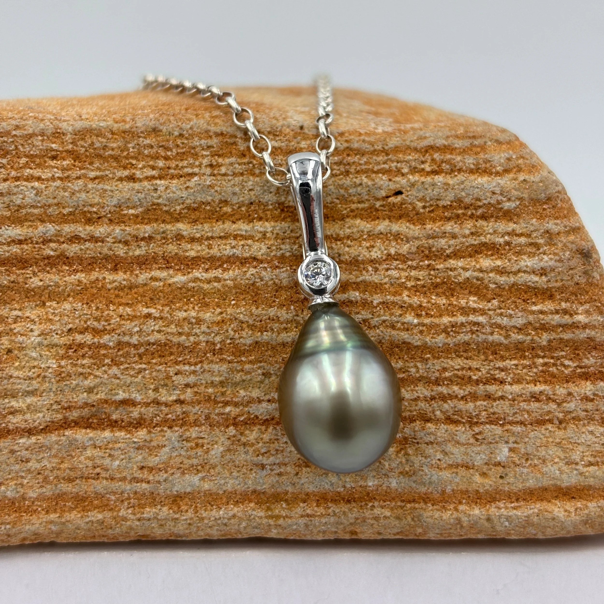 'Fassia' Fijian South Sea pearl pendant