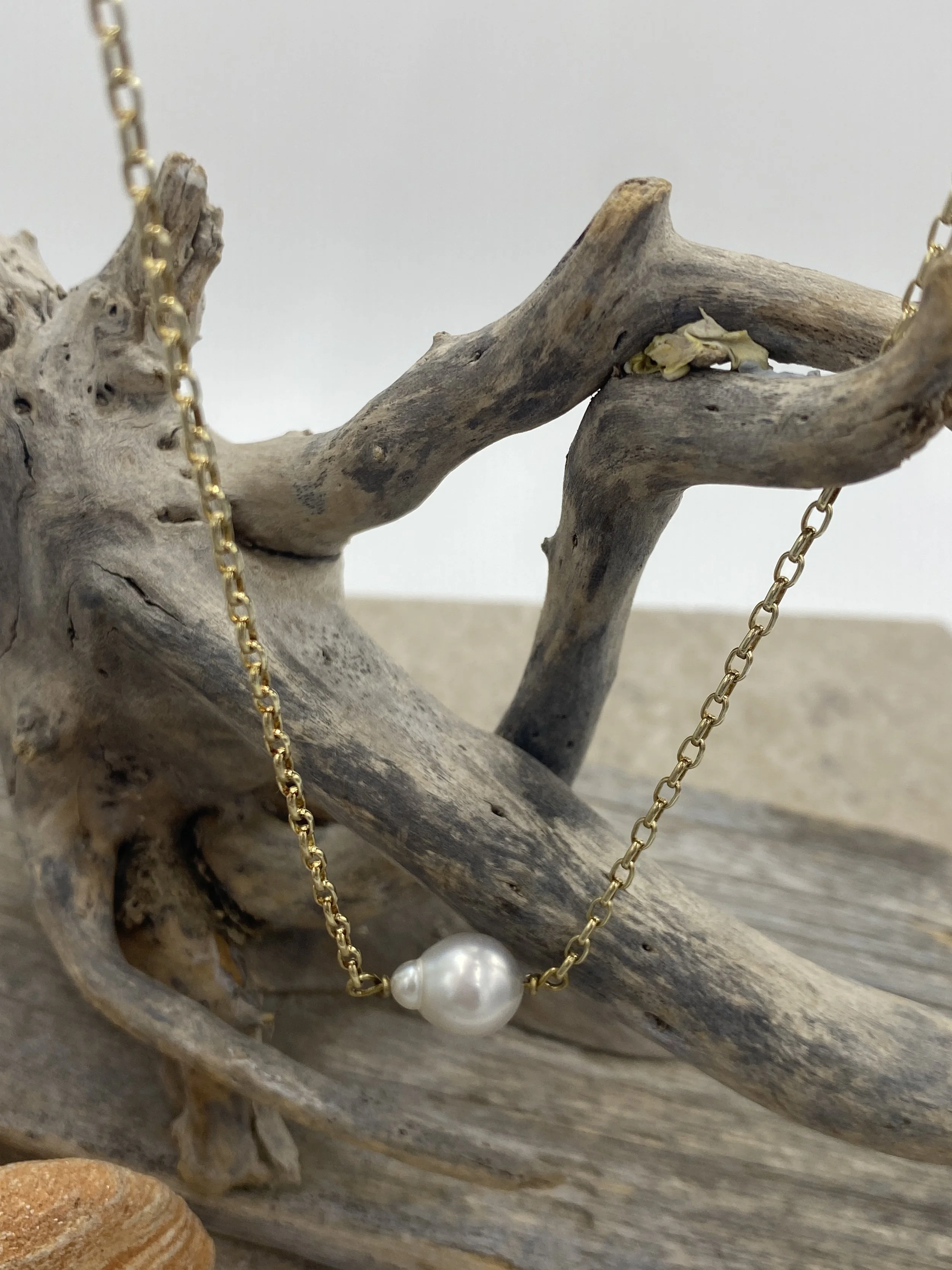 Solitaire Australian South Sea Pearl in gold chain
