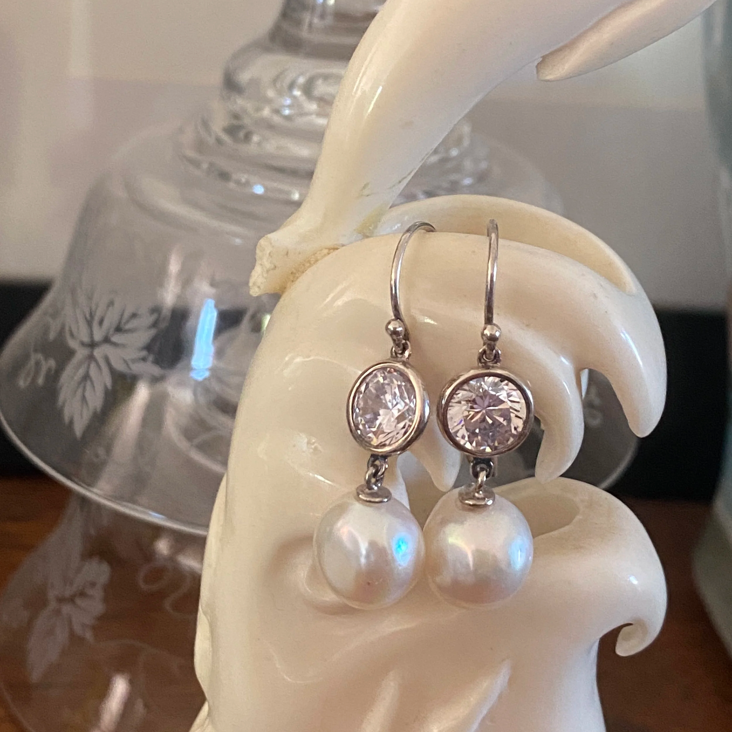 'Zhuri Clear' Freshwater Pearl Earrings